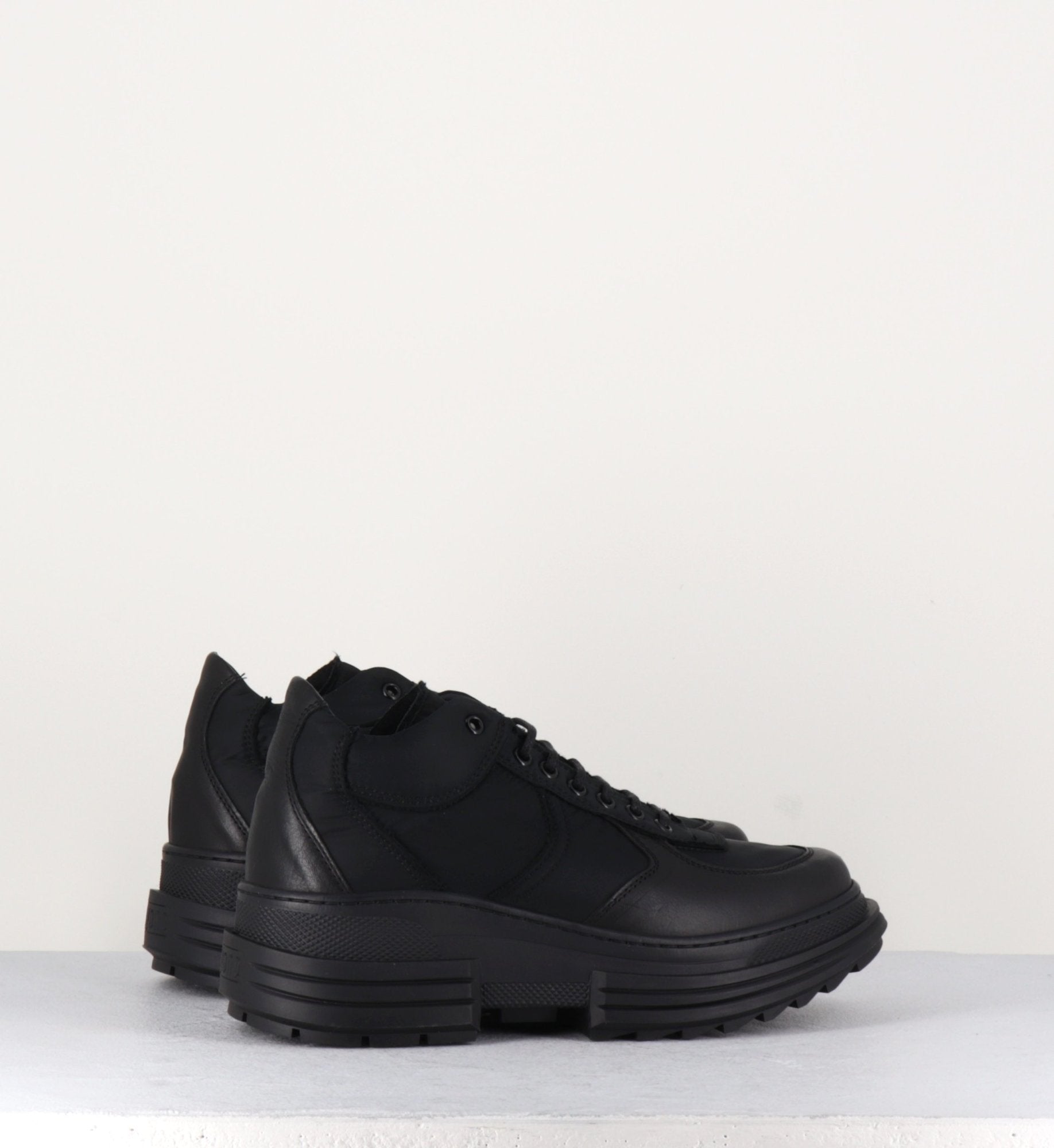 Baskets semelle épaisse en cuir et toile noir Beyond shoes - ALAYNA