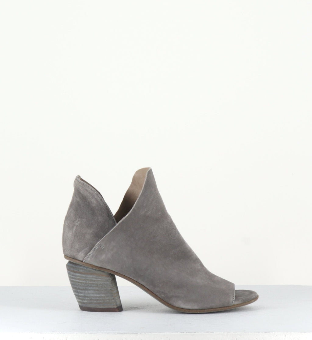 Bottines à bout ouvert en veau velours taupe Officine Creative - AGLAE001