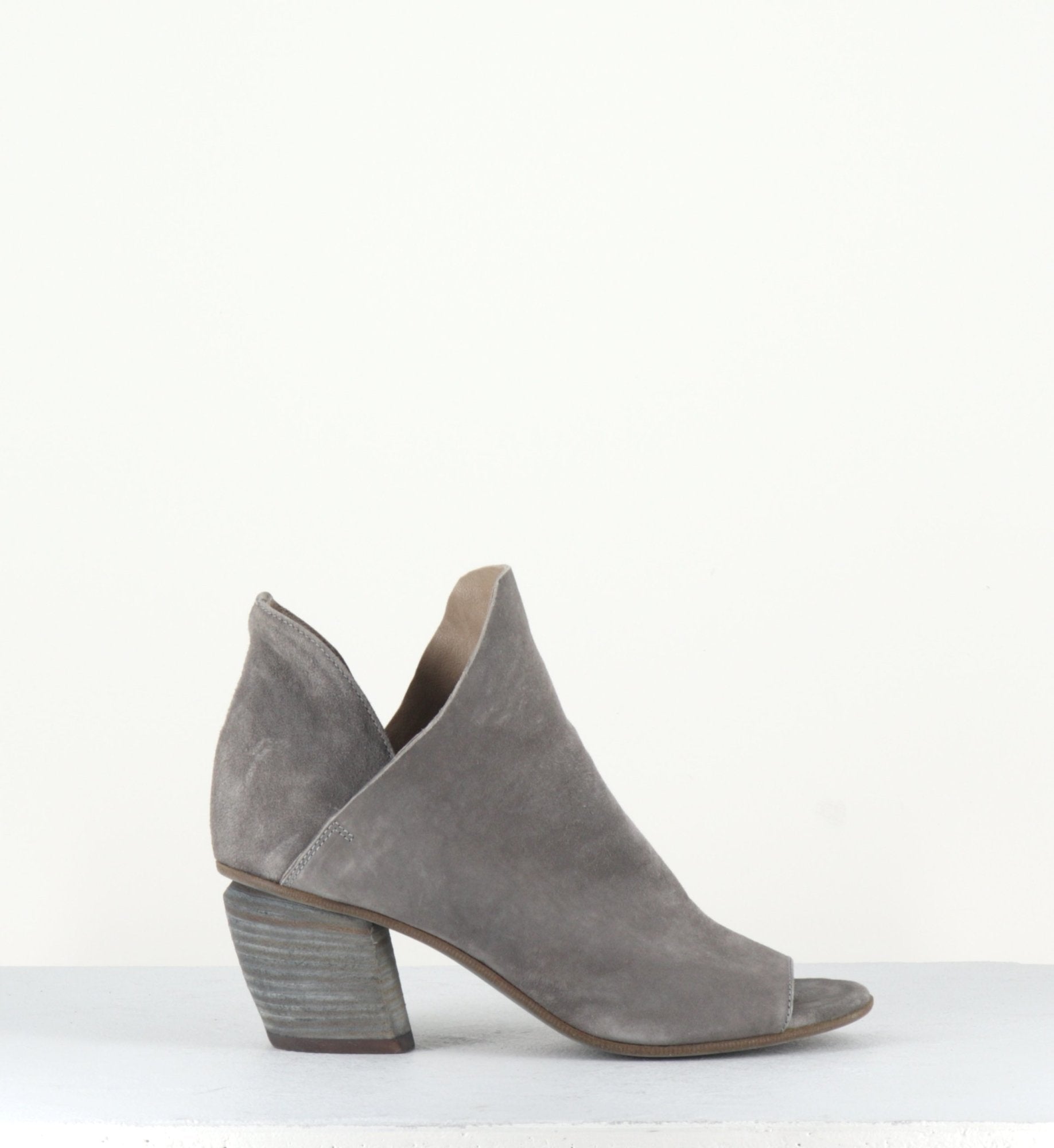 Bottines à bout ouvert en veau velours taupe Officine Creative - AGLAE001