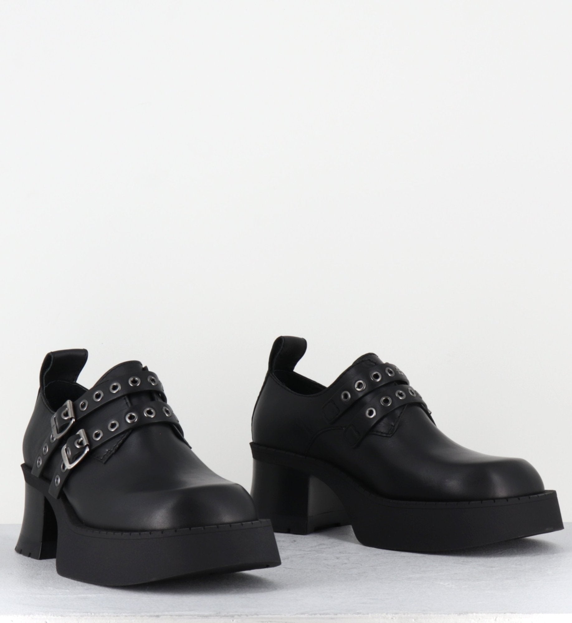 UTE BLACK BROGUES