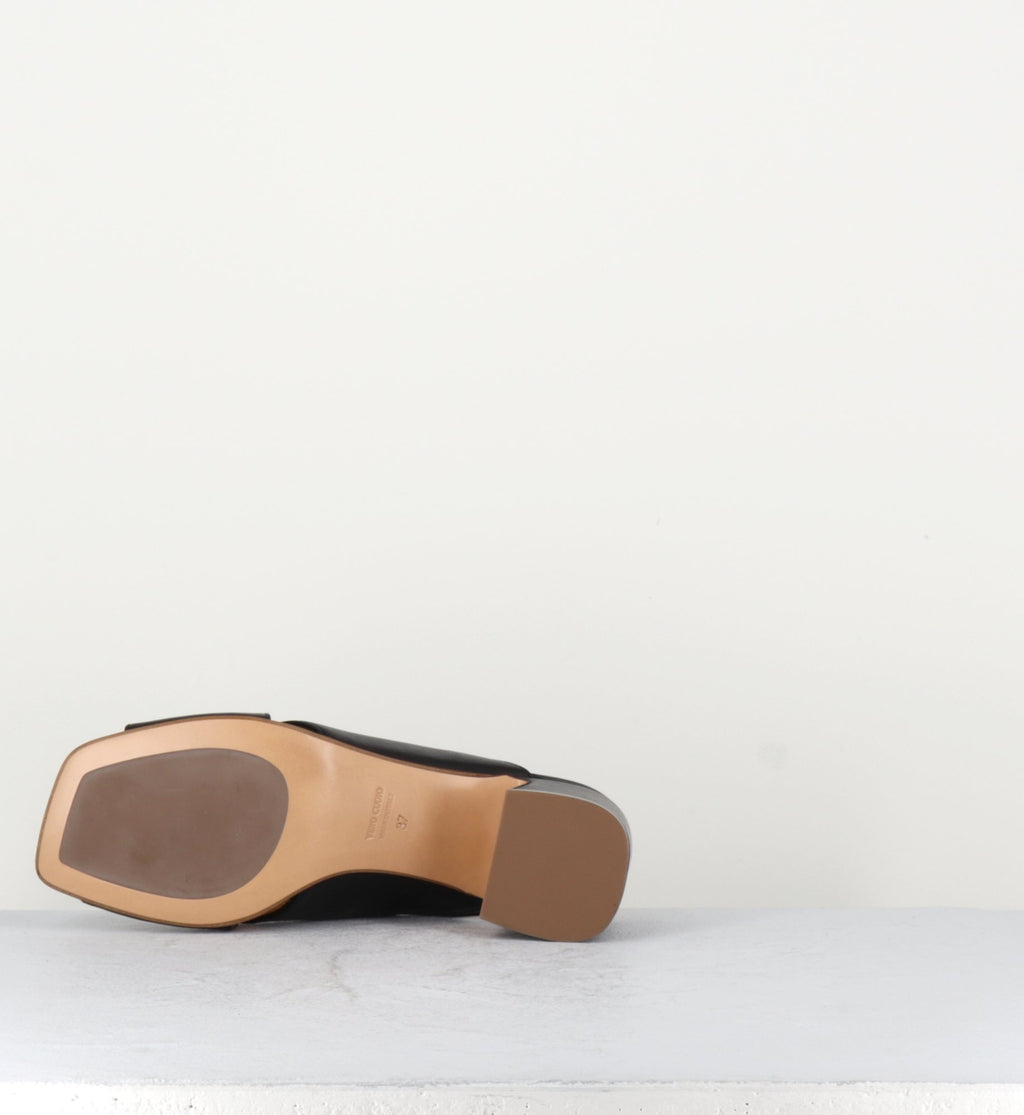 Sandales en cuir noir petit talon bout carré - L864 GLOV NERO