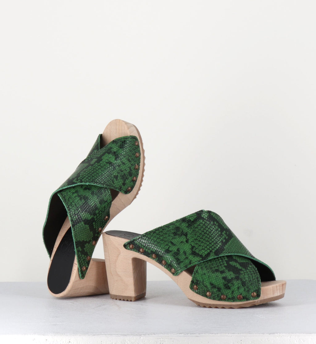 Sandales-sabots en cuir vert imprimé python - RITA PYTHON