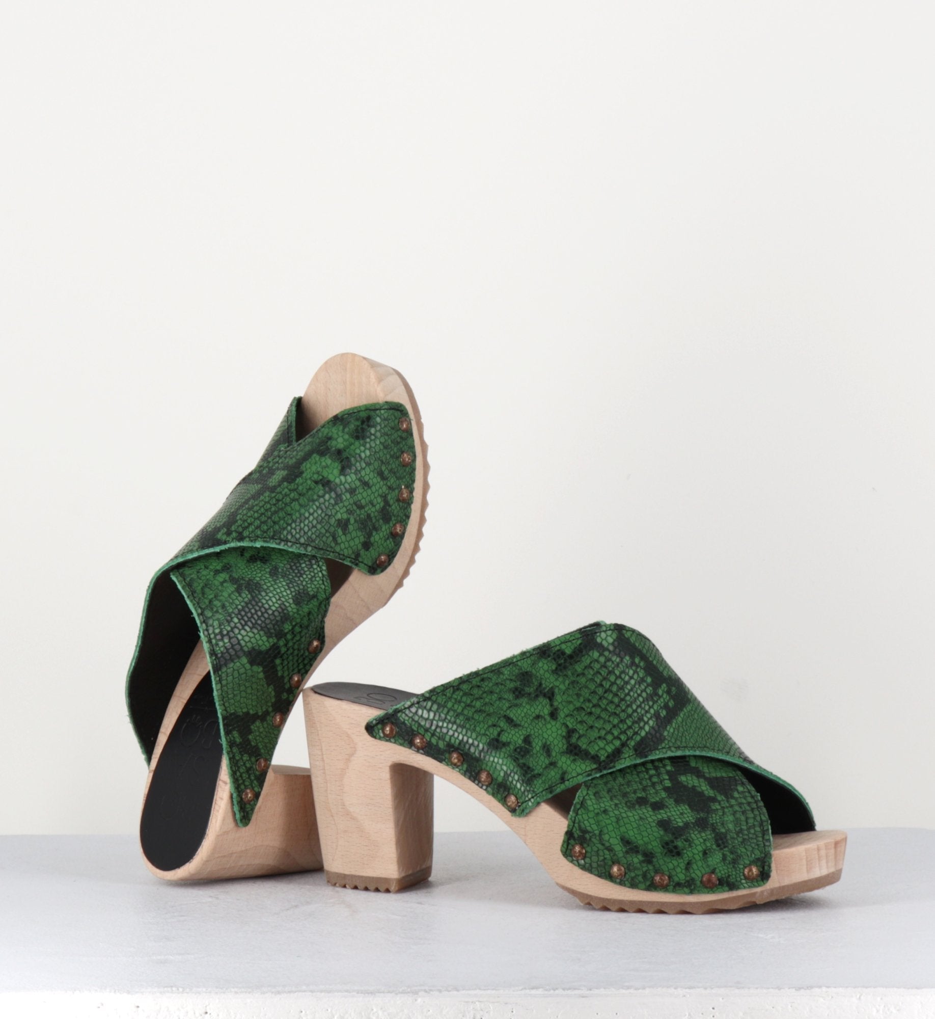 Sandales-sabots en cuir vert imprimé python - RITA PYTHON