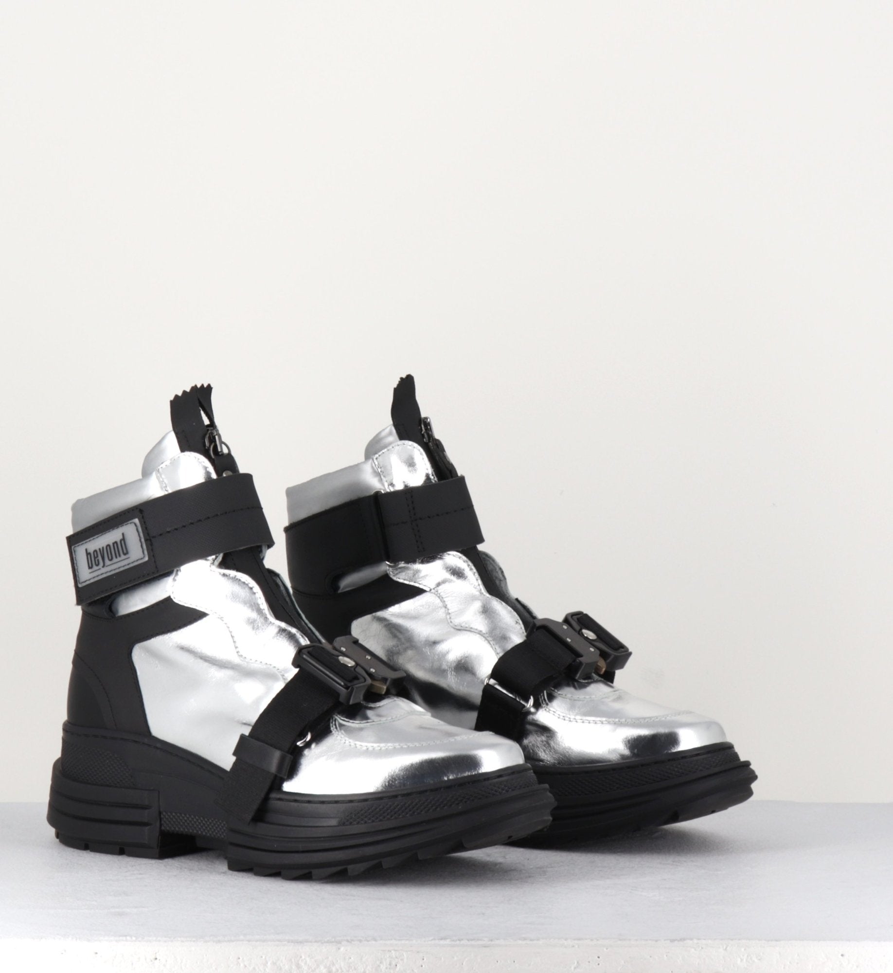 Bottines à semelle épaisse en cuir argent Beyond shoes - DIANNA