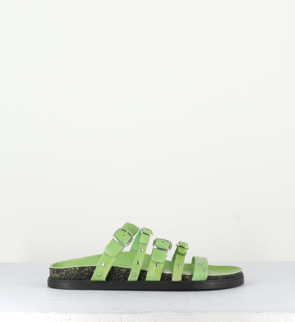 Sandales plates en cuir vert clair multi-brides à clous - 68750 LEAF