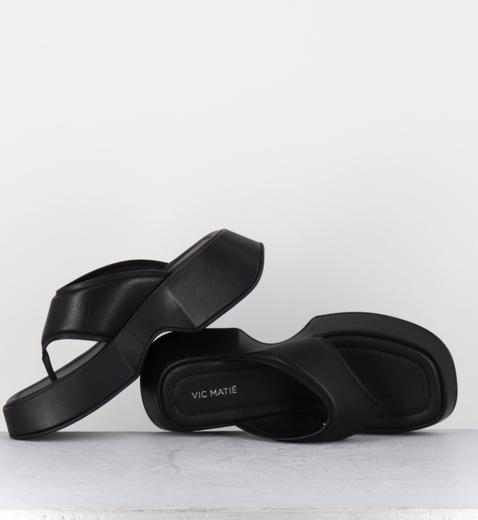 1E1518D TRAVEL BLACK