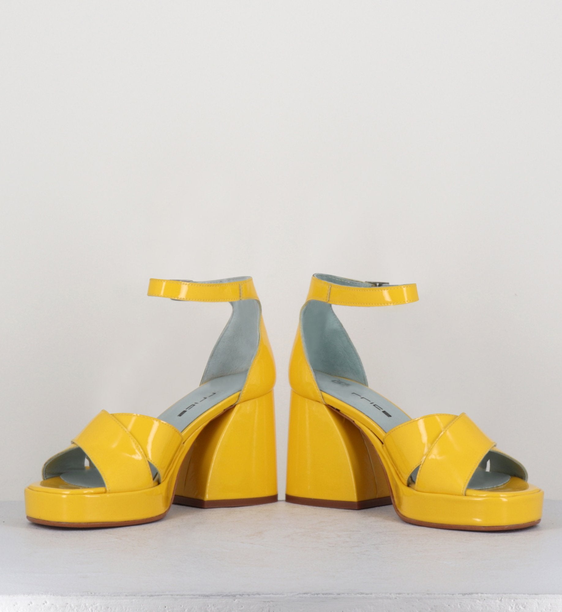 Sandales à plateformes en cuir vernis jaune - CLAUDIA SUN