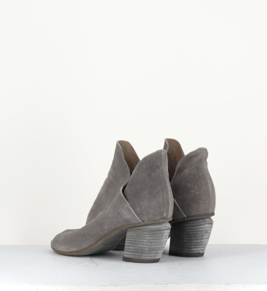 Bottines à bout ouvert en veau velours taupe Officine Creative - AGLAE001
