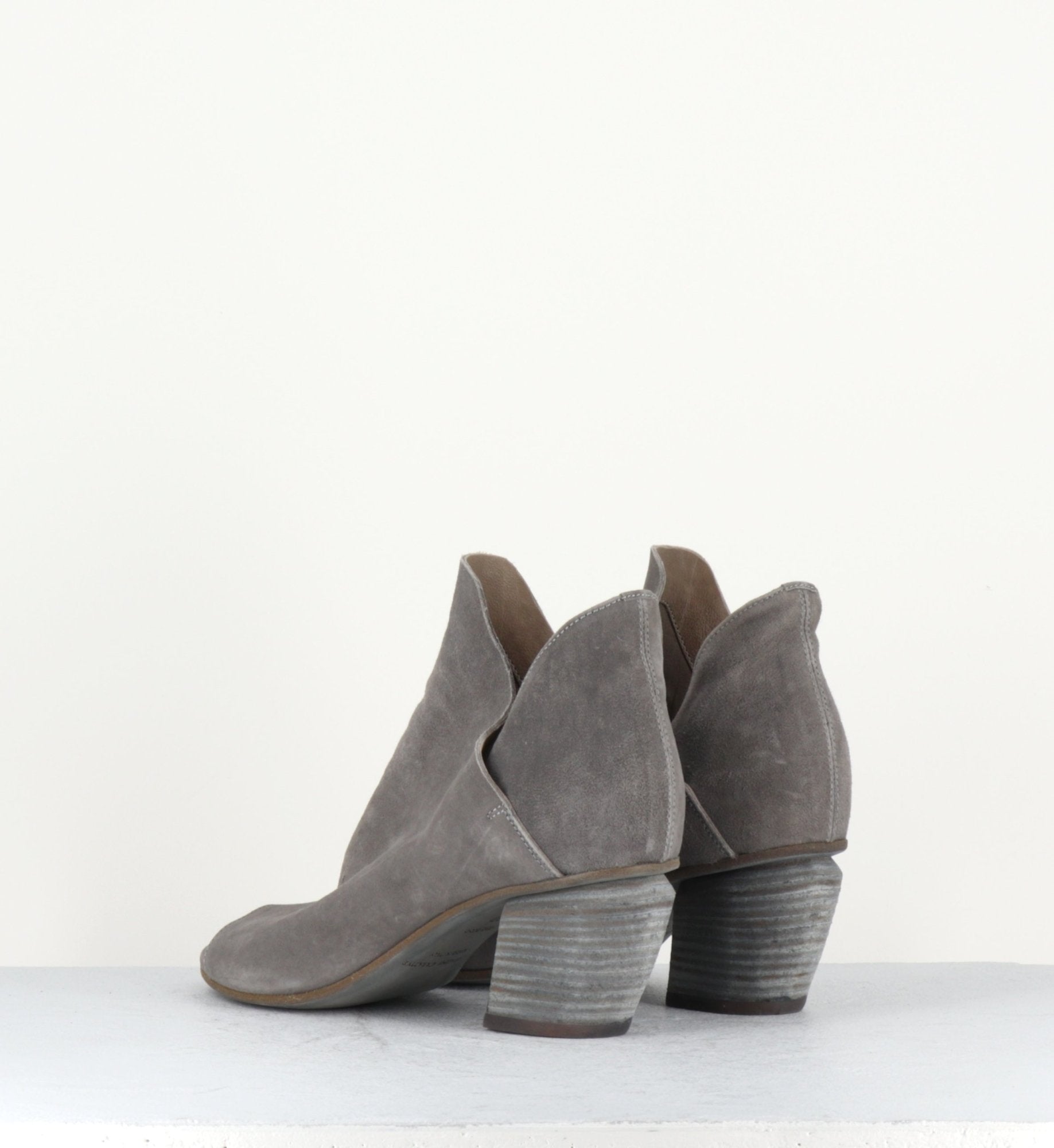Bottines à bout ouvert en veau velours taupe Officine Creative - AGLAE001