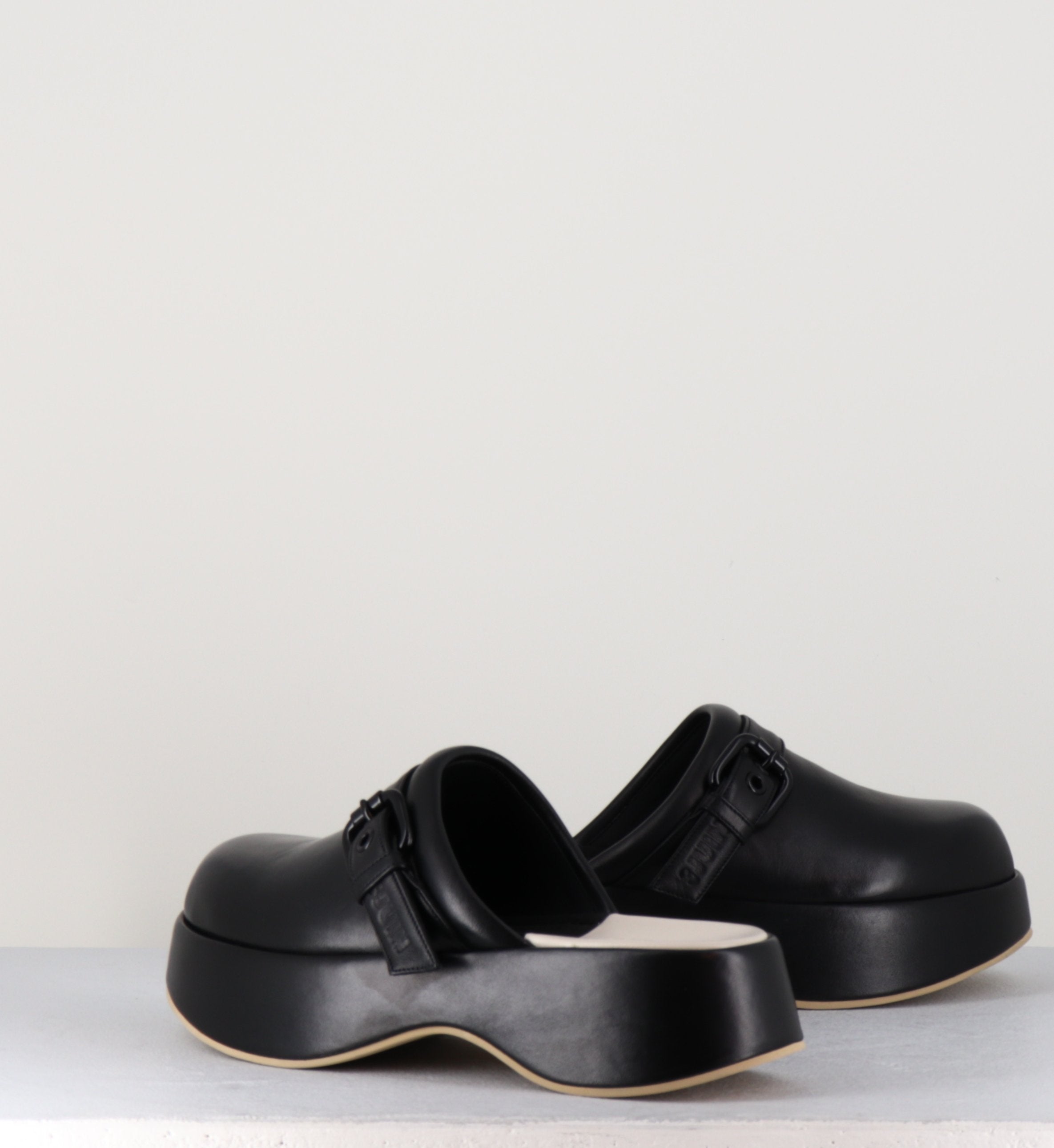 Sabot minimaliste en cuir noir - LIPARI CHAT BLACK