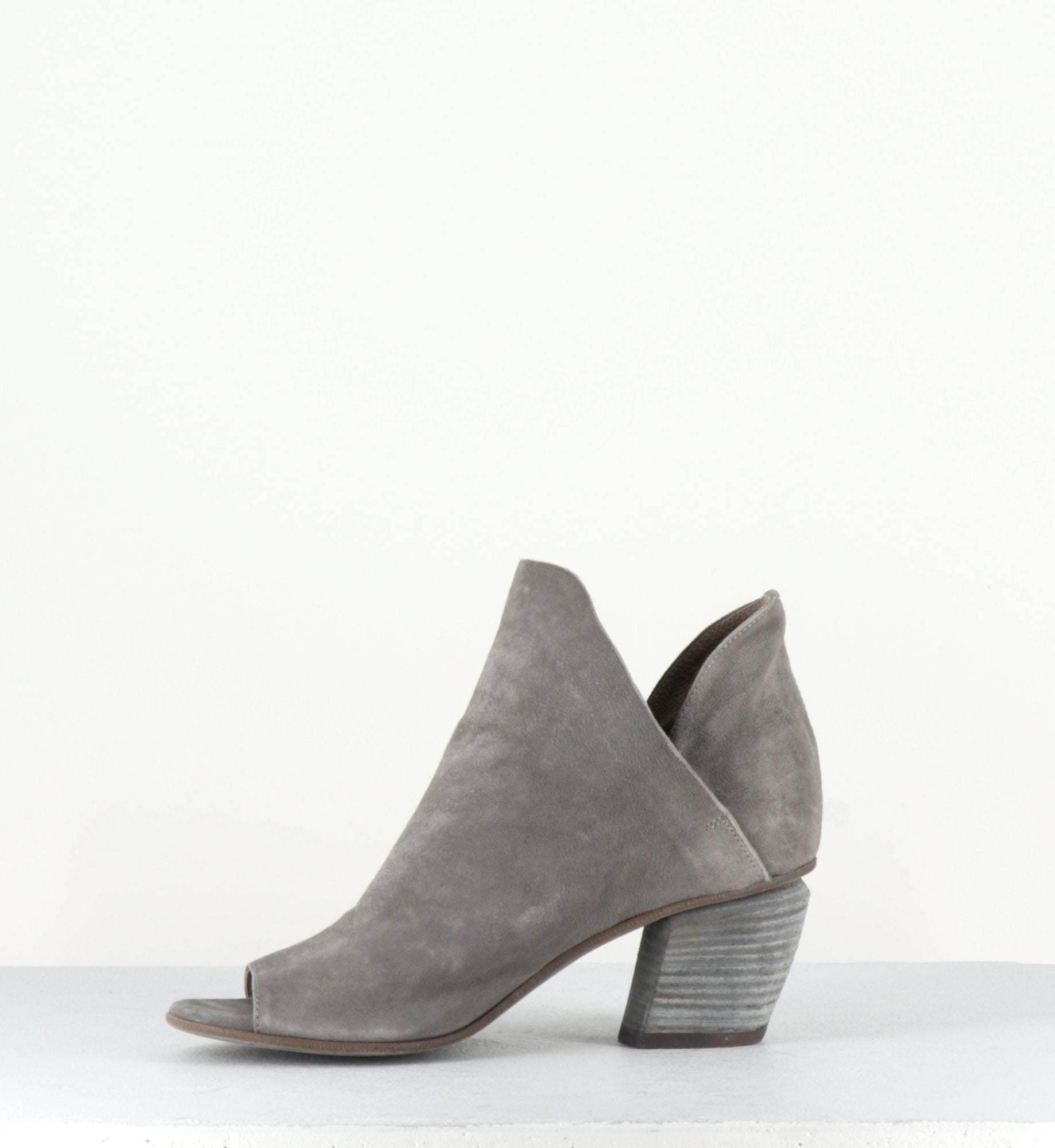 Bottines à bout ouvert en veau velours taupe Officine Creative - AGLAE001