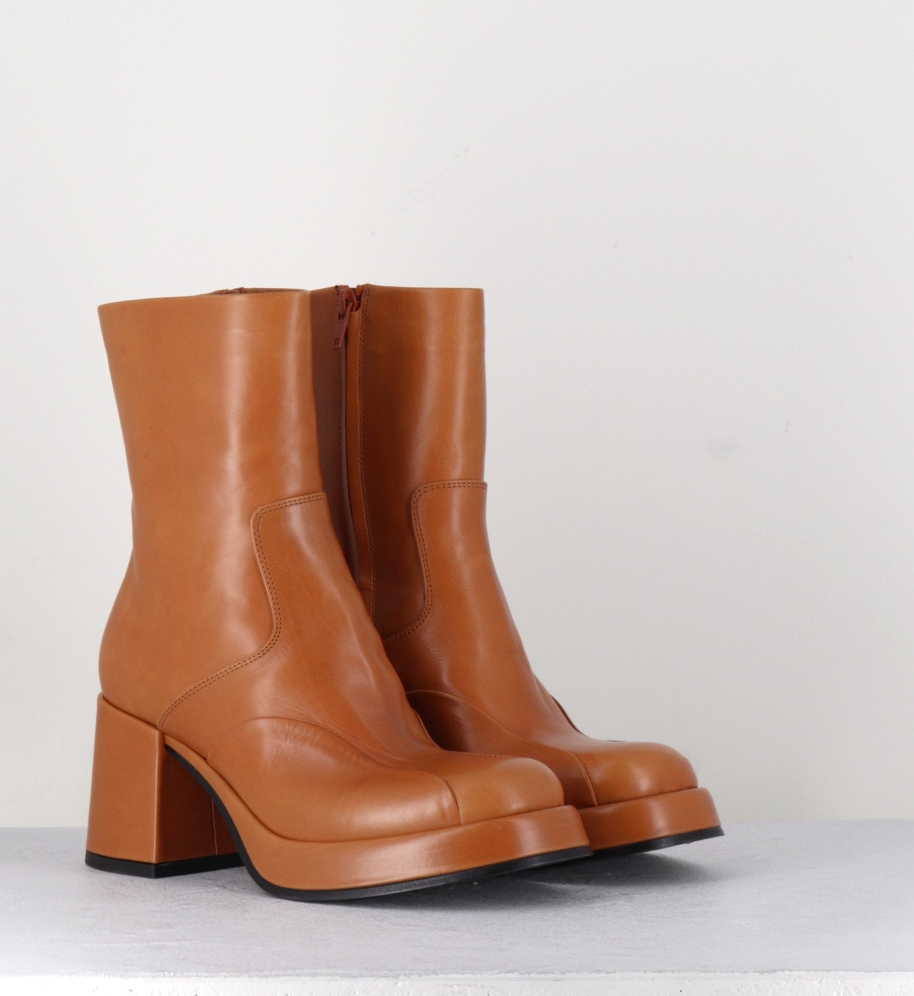 Boots 70s en cuir beige - ARCHI CUOIO