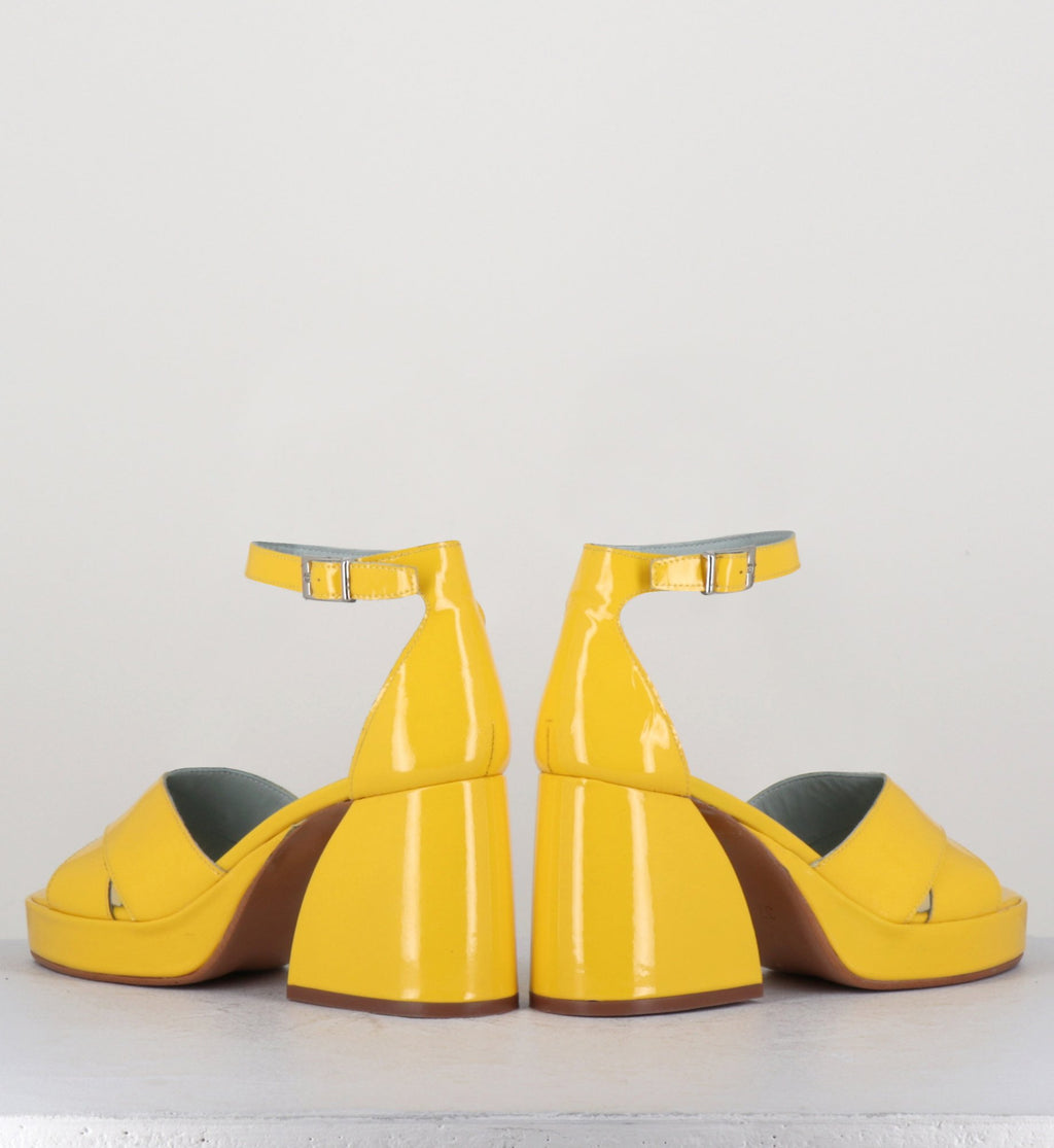 Sandales à plateformes en cuir vernis jaune - CLAUDIA SUN