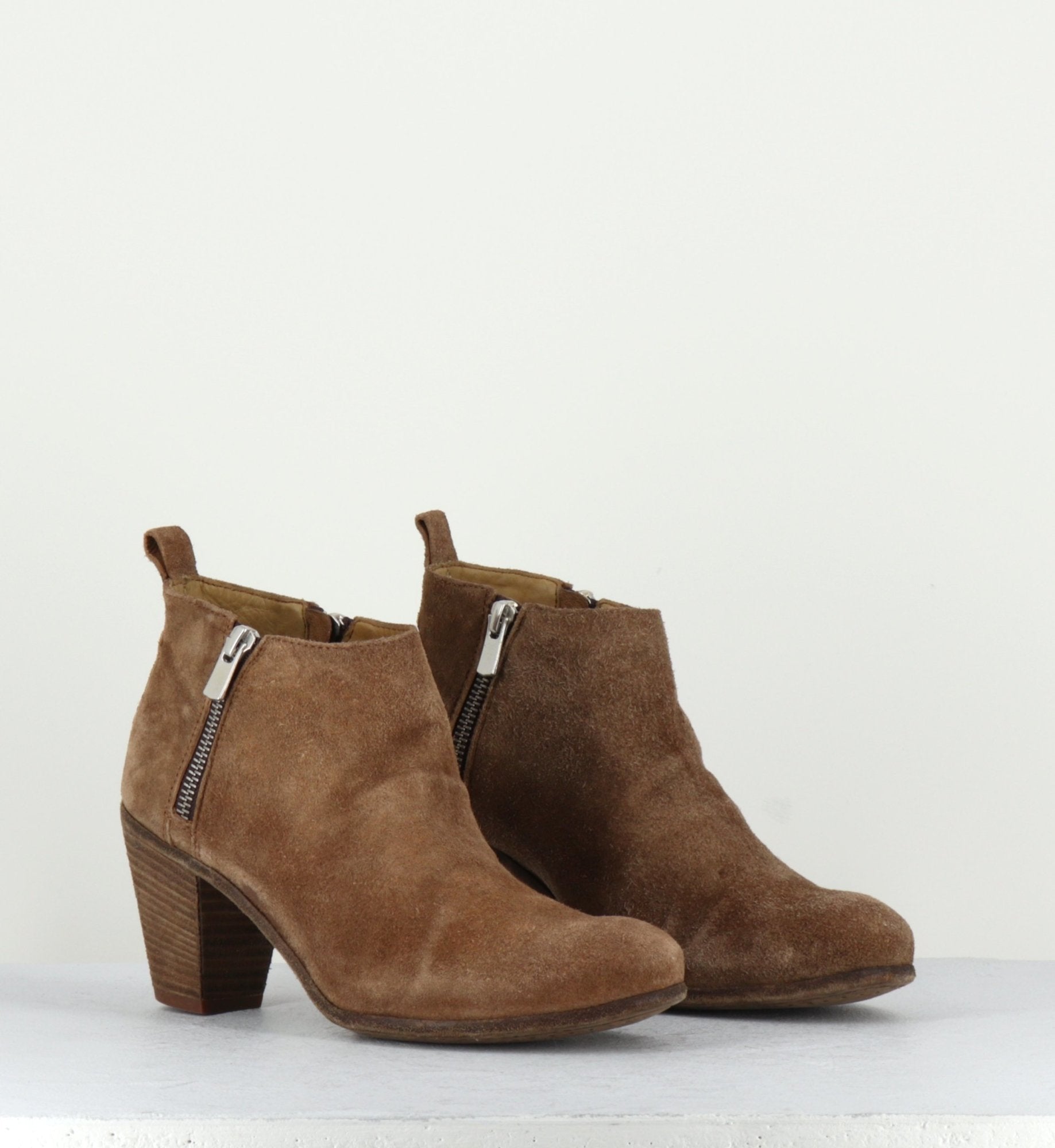 Bottines courtes à talons en daim camel PLAISIR 011 - Officine Creative