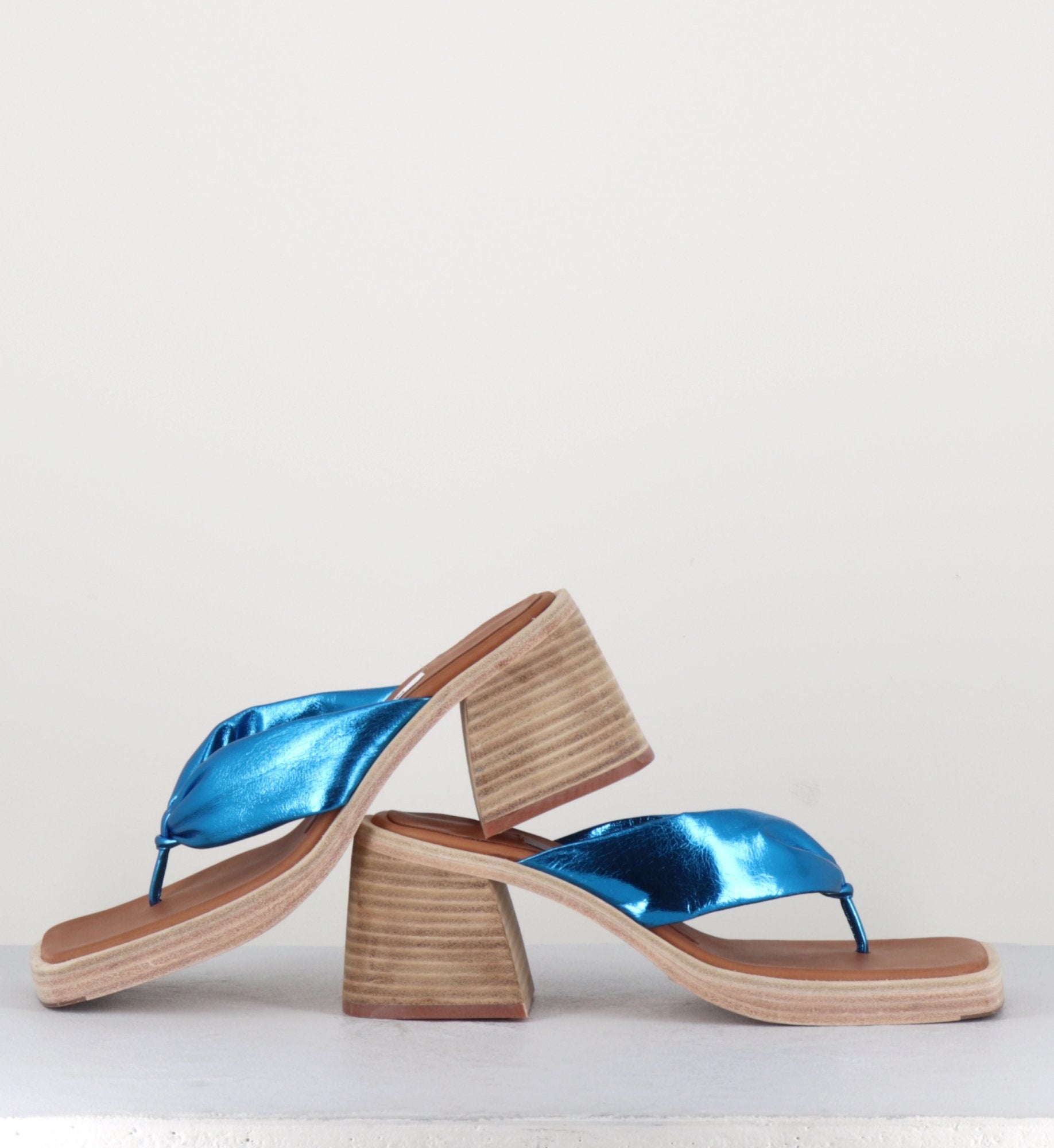 Sandales-tong en cuir métallisé bleu - APRIL BLUE SANDALS