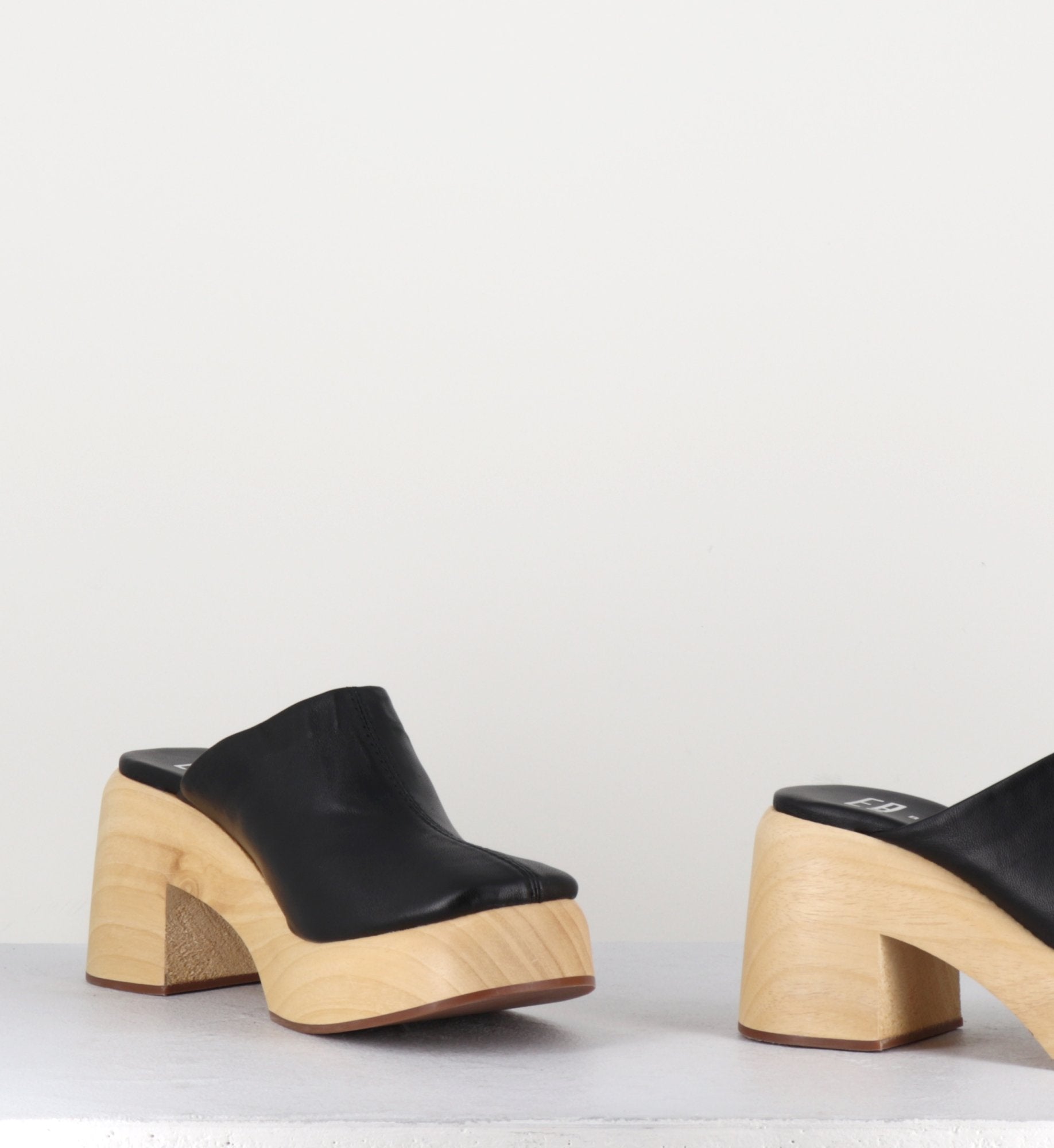 Sabot en cuir noir à plateforme - ROBERTA CLOGS BLACK