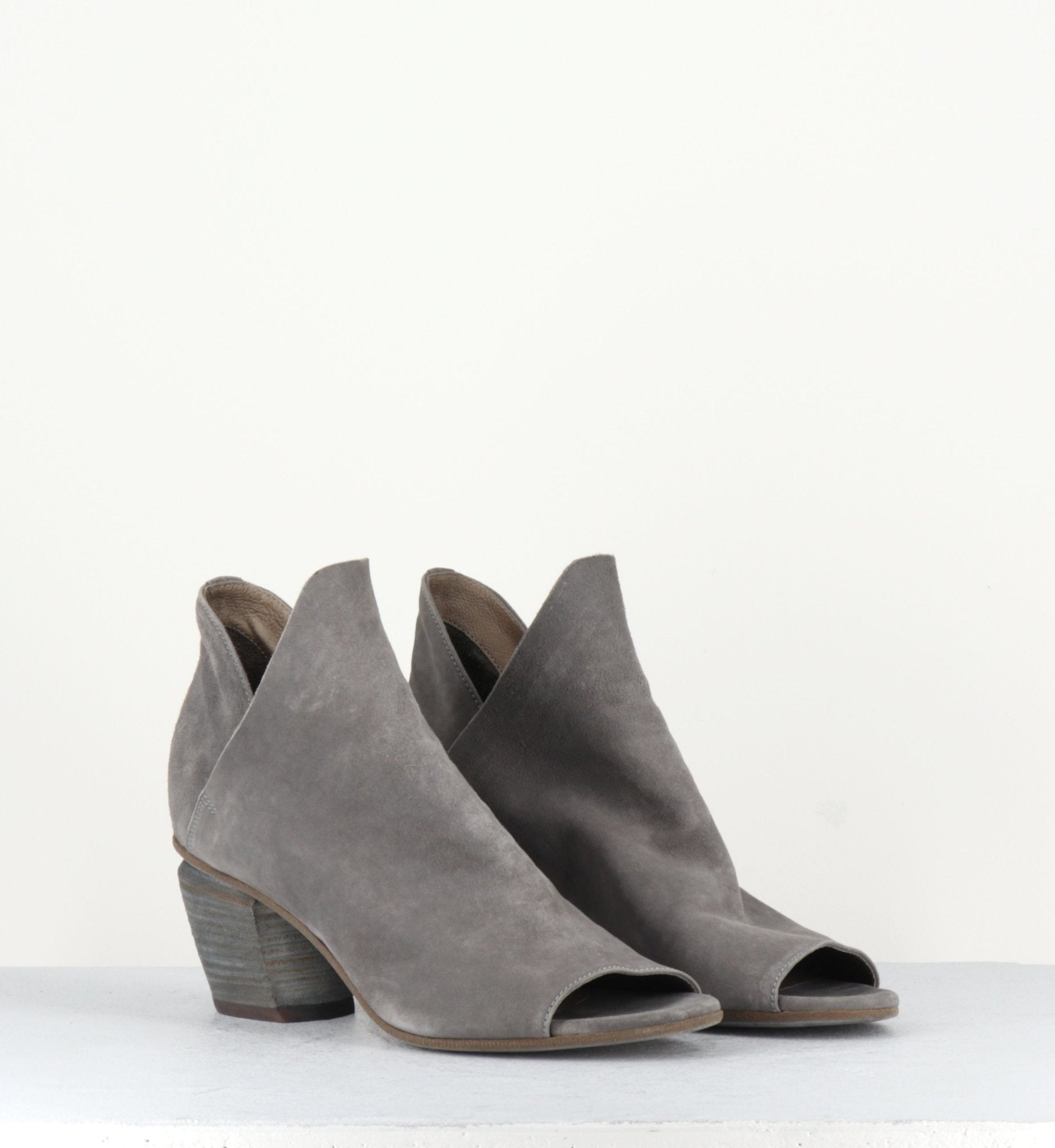 Bottines à bout ouvert en veau velours taupe Officine Creative - AGLAE001