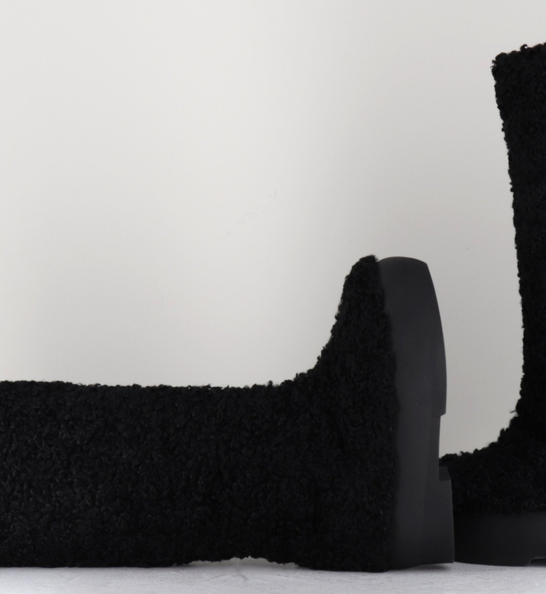 GIA-22 SHEARLING BLACK