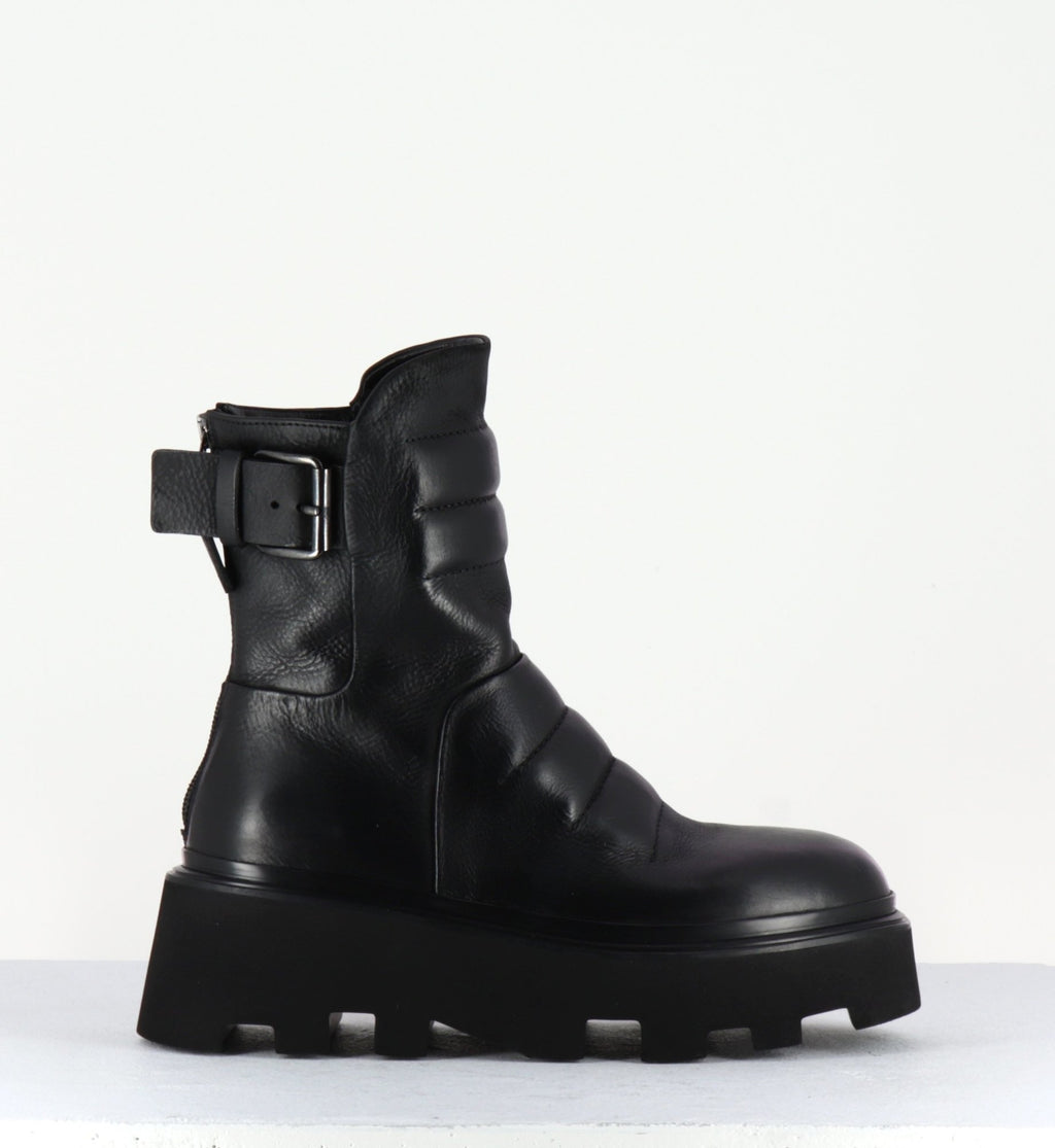 Boots en cuir noir à surpiqures et semelle micro - E2722