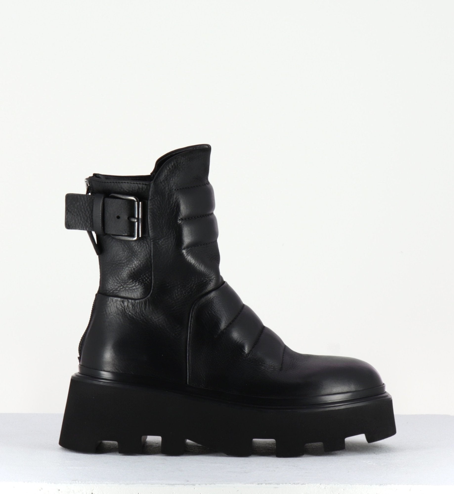 Boots en cuir noir à surpiqures et semelle micro - E2722