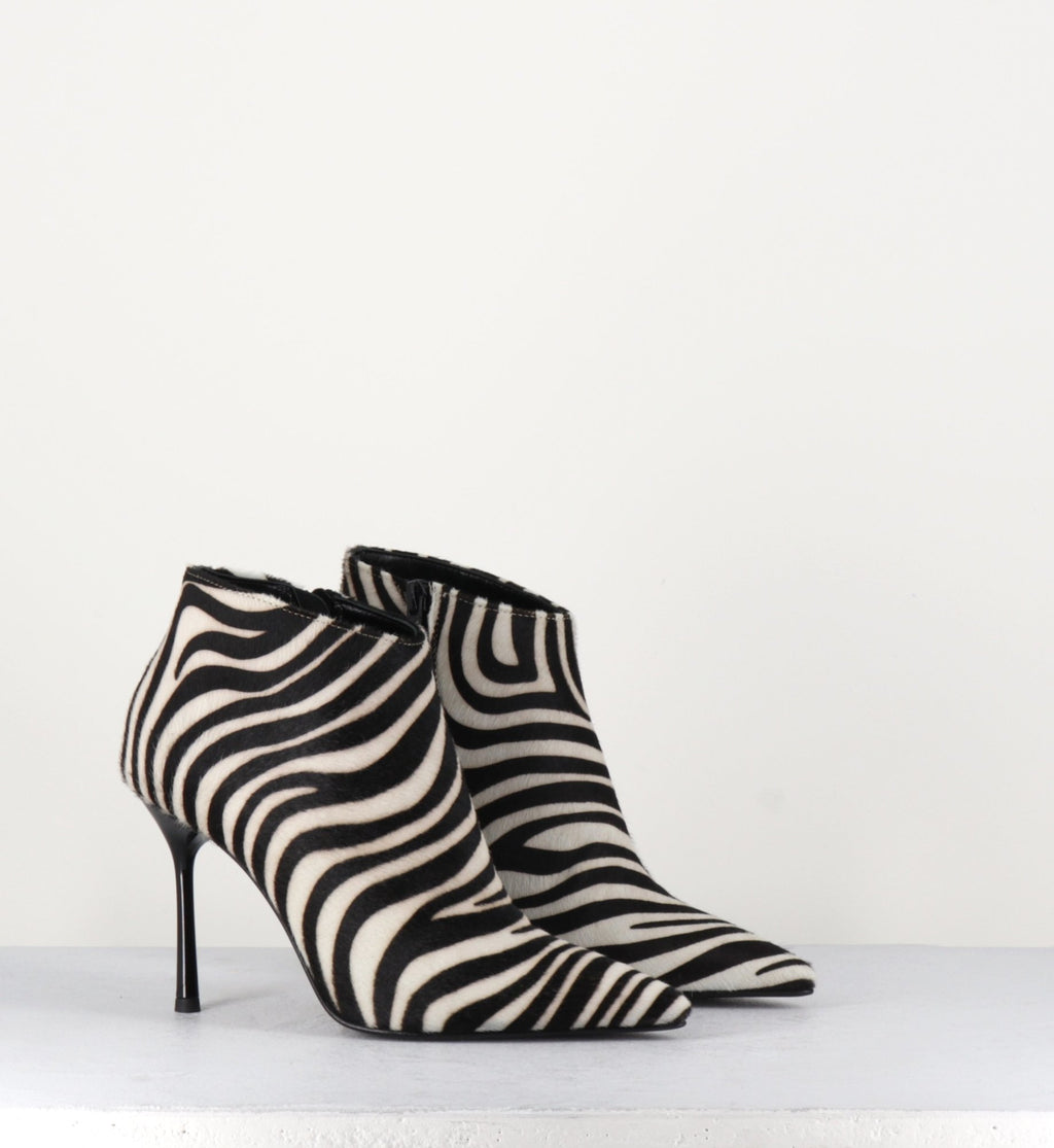 Bottines pointues à talon hauts et poulain zébré noir et blanc Garrice collection - VA0010C