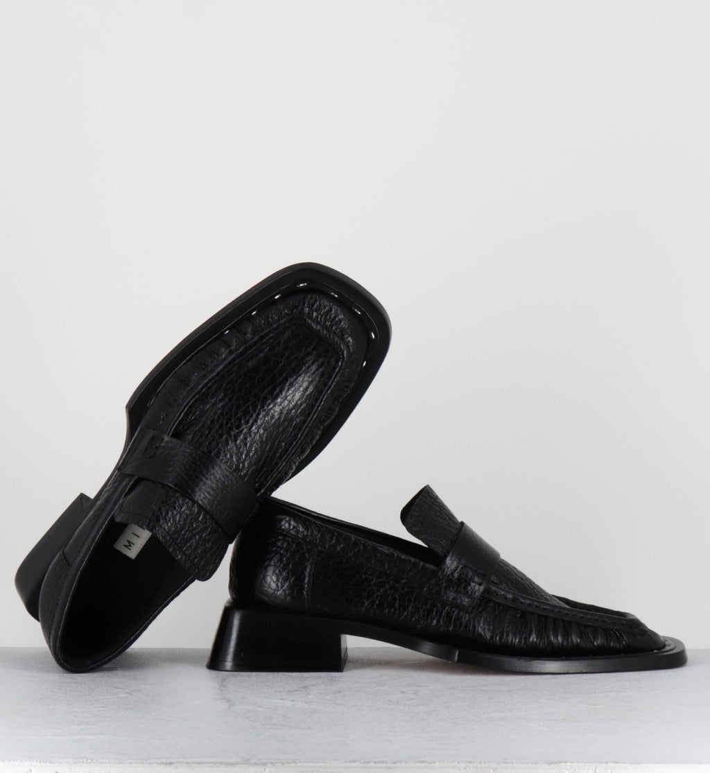 AIRI BLACK LOAFERS