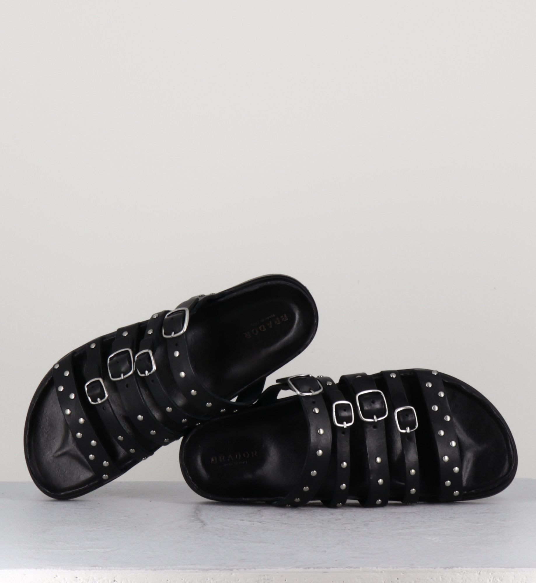 Sandales plates en cuir noir multi-brides à clous - 68750 NERO
