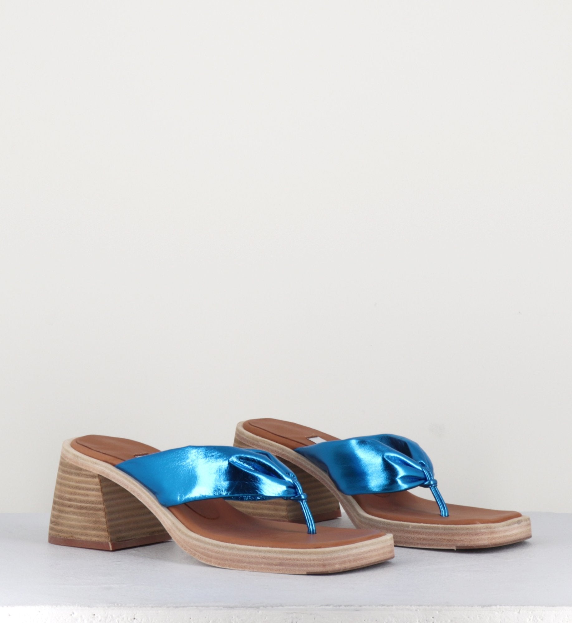 Sandales-tong en cuir métallisé bleu - APRIL BLUE SANDALS