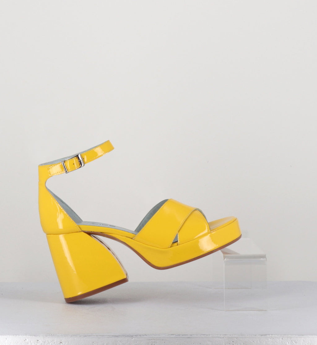 Sandales à plateformes en cuir vernis jaune - CLAUDIA SUN
