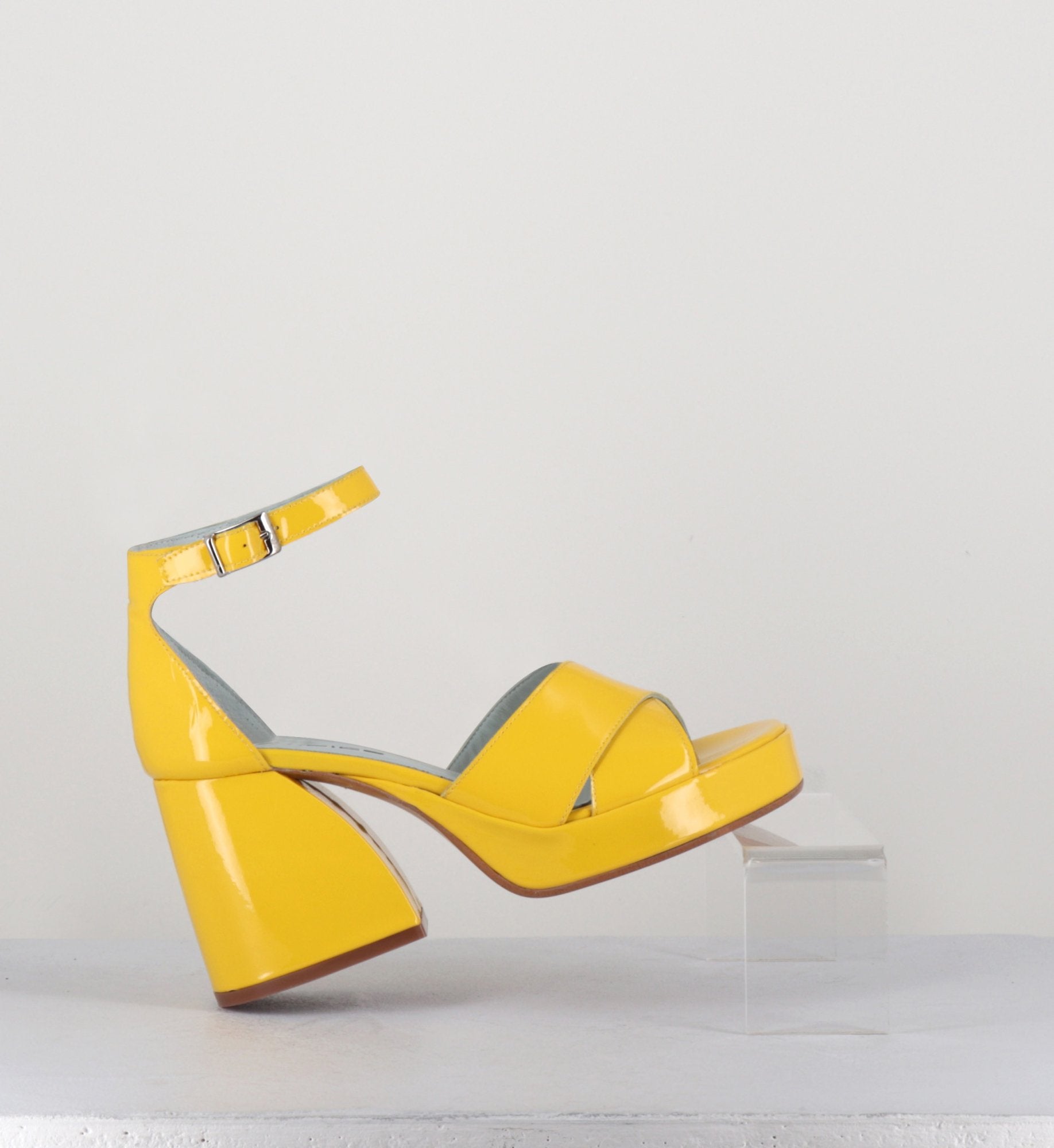 Sandales à plateformes en cuir vernis jaune - CLAUDIA SUN