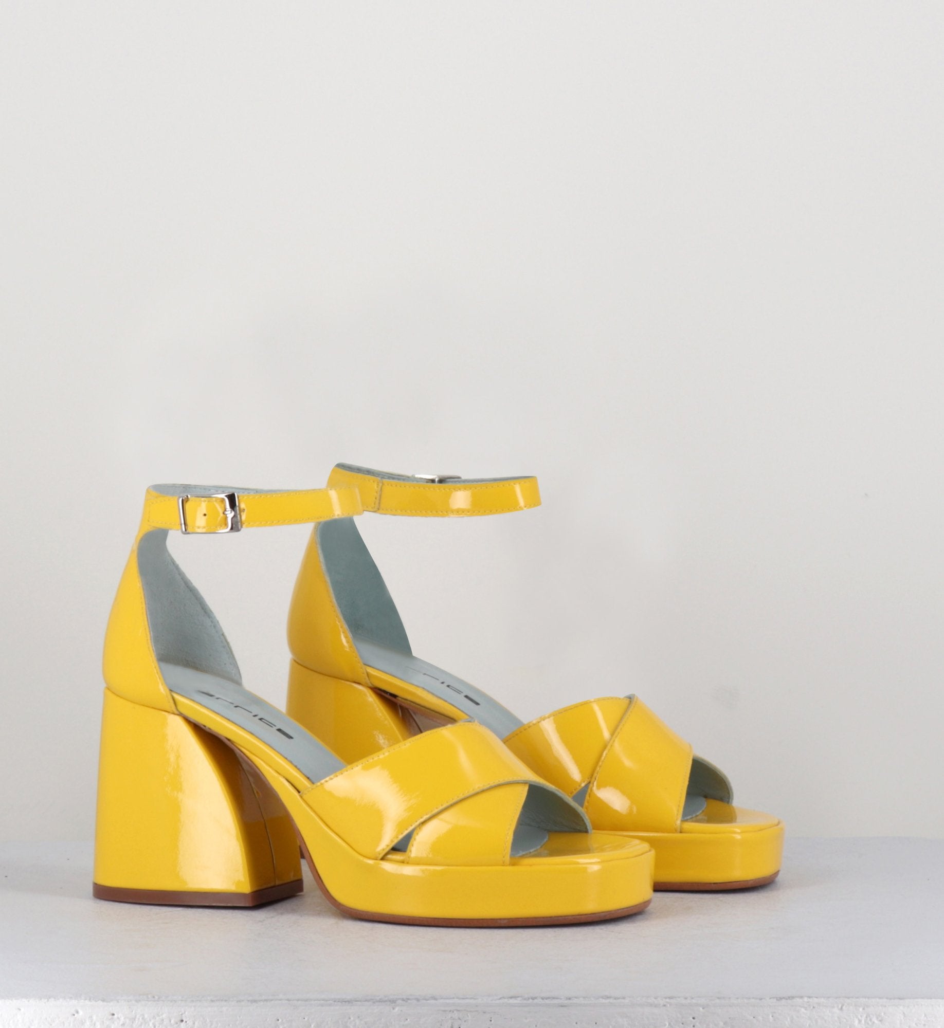 Sandales à plateformes en cuir vernis jaune - CLAUDIA SUN