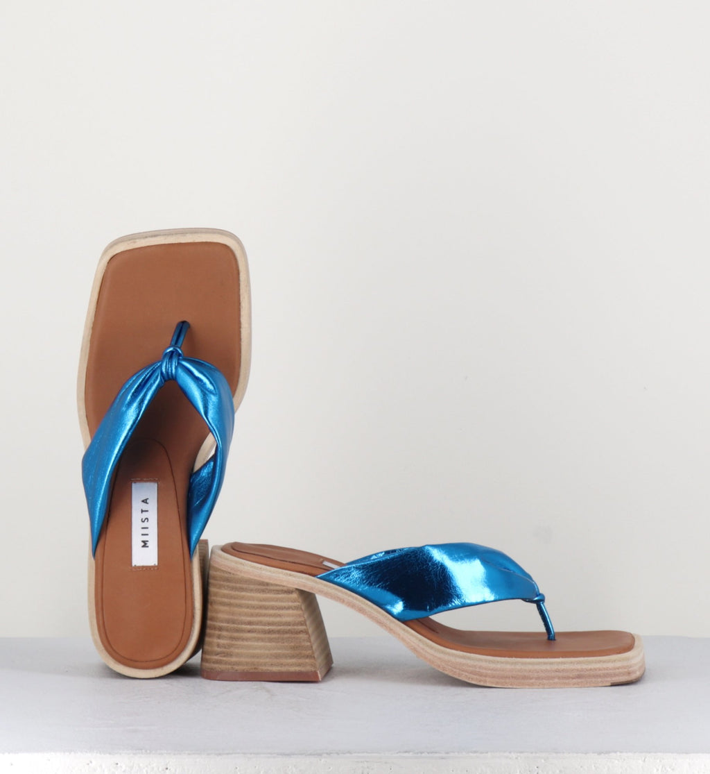 Sandales-tong en cuir métallisé bleu - APRIL BLUE SANDALS