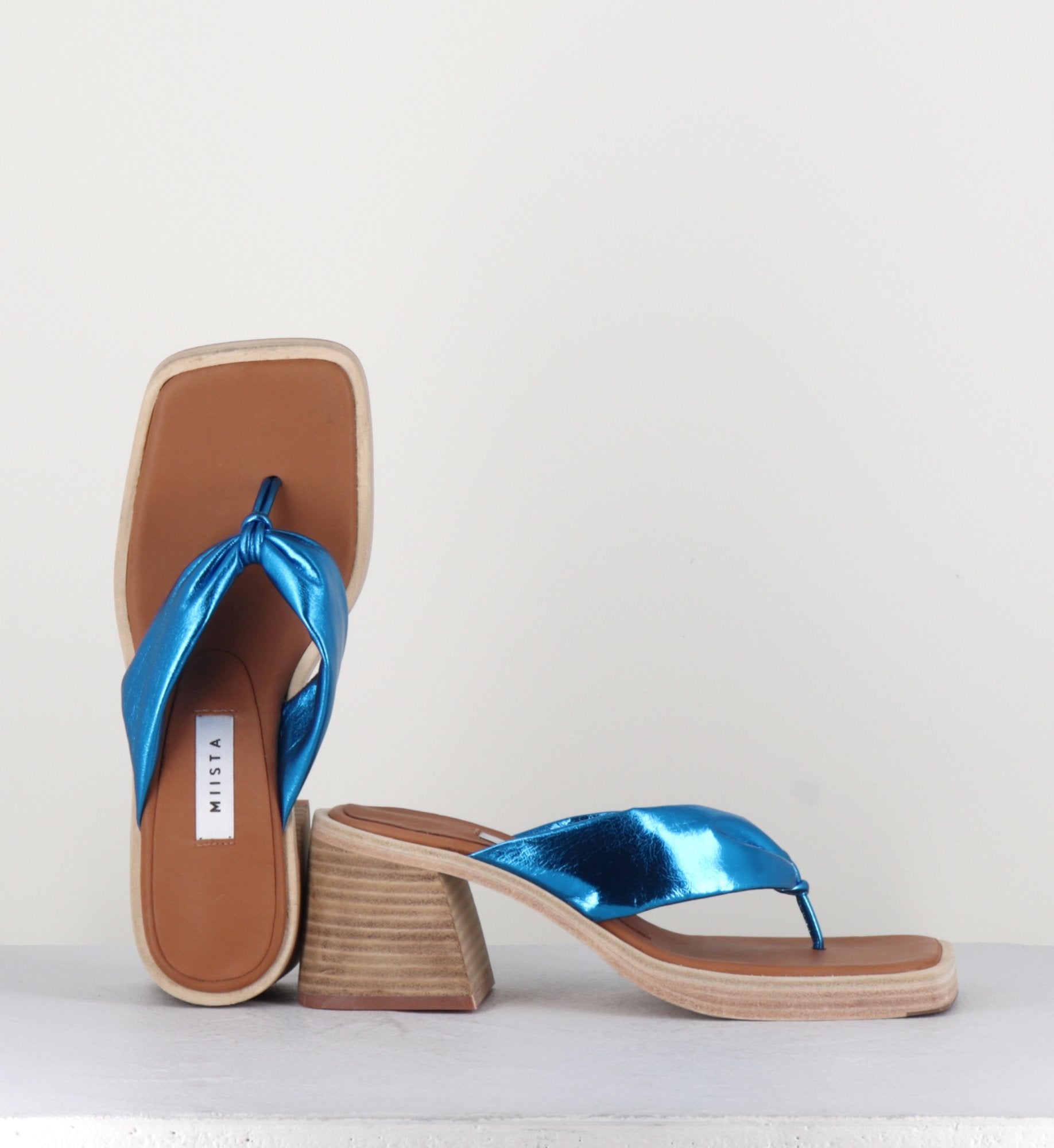 Sandales-tong en cuir métallisé bleu - APRIL BLUE SANDALS