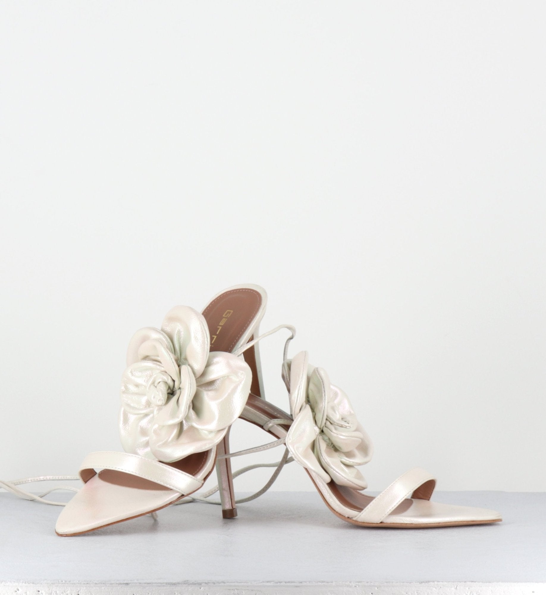 Sandales en cuir blanc irisé talon haut & fleur en crochet - RICA PEARL OFF WHITE
