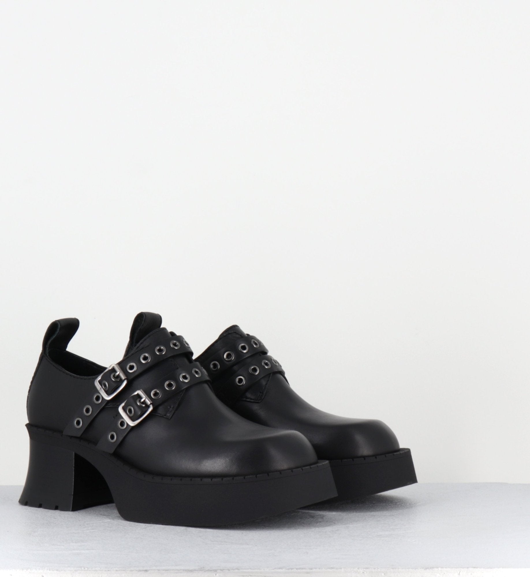 UTE BLACK BROGUES