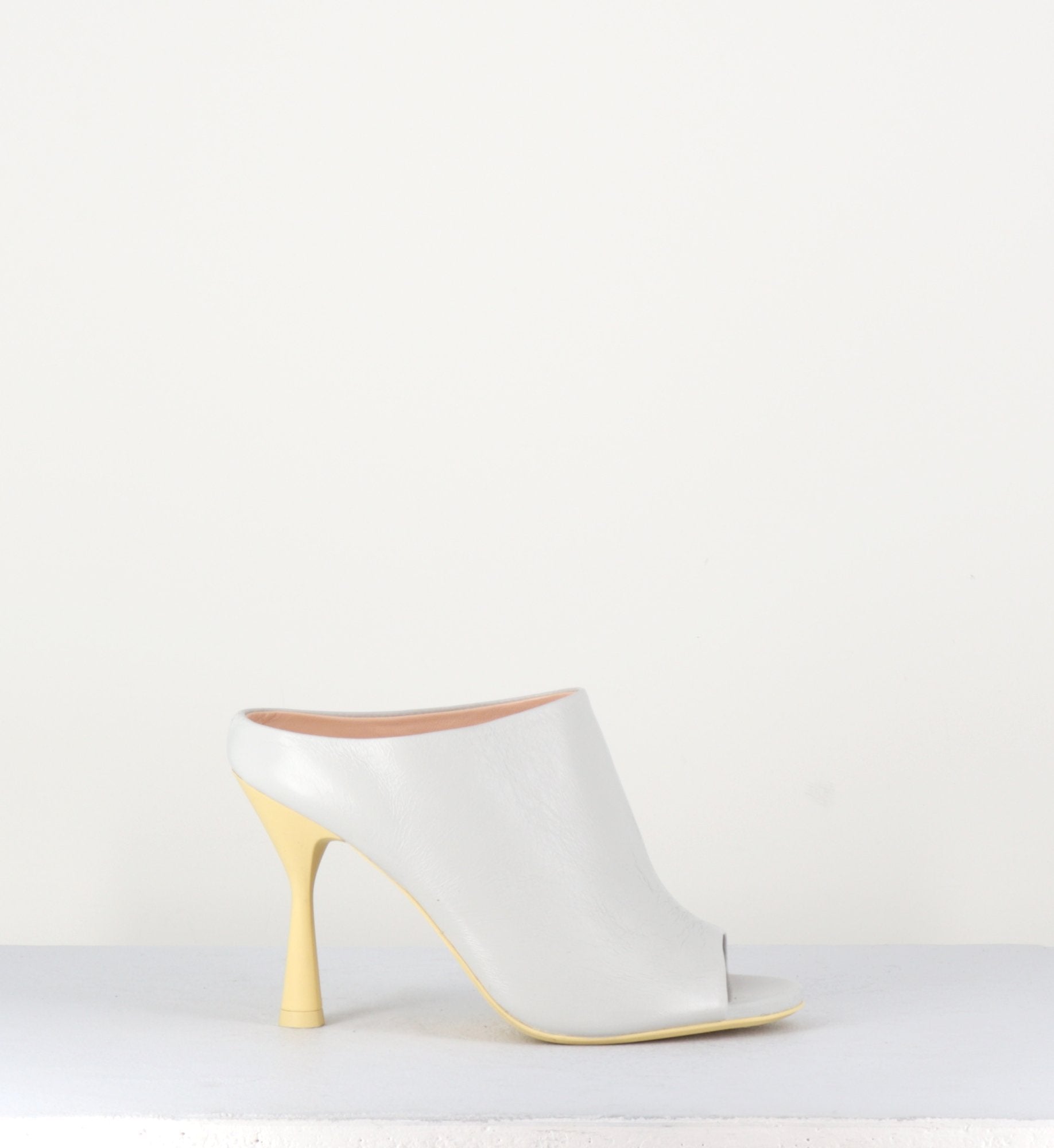 Sandales mules en cuir gris à talon structuré jaune - DEA MULE OFFWHITE