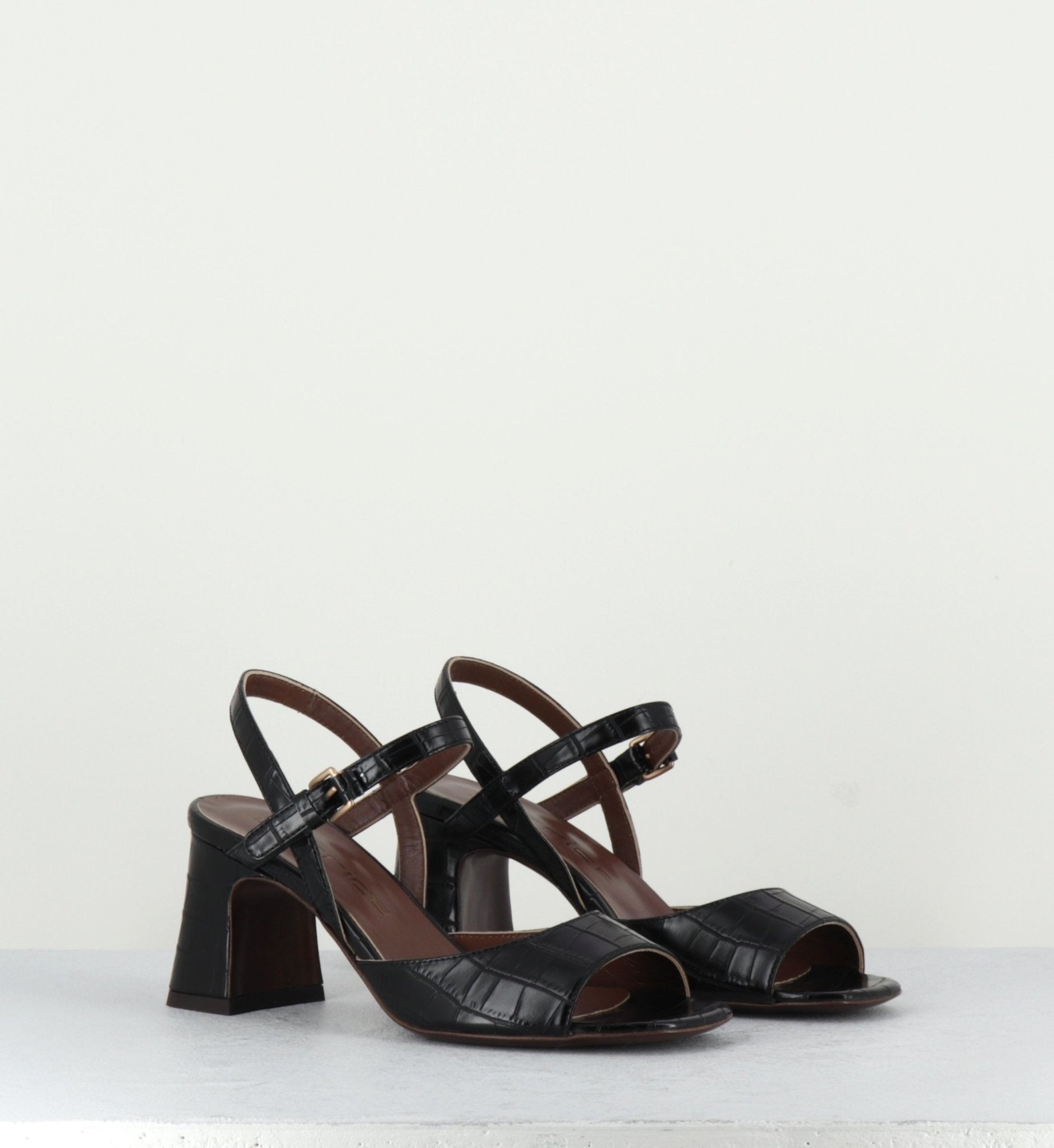 PE21039 BLACK