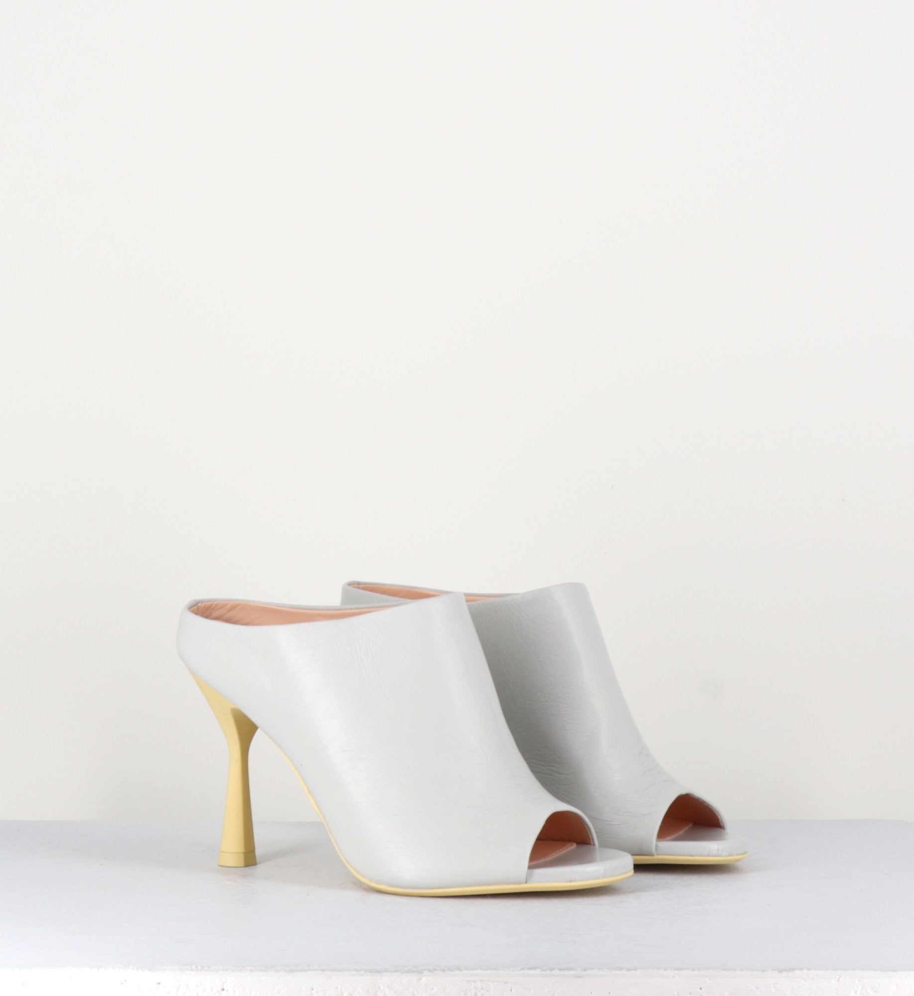 Sandales mules en cuir gris à talon structuré jaune - DEA MULE OFFWHITE