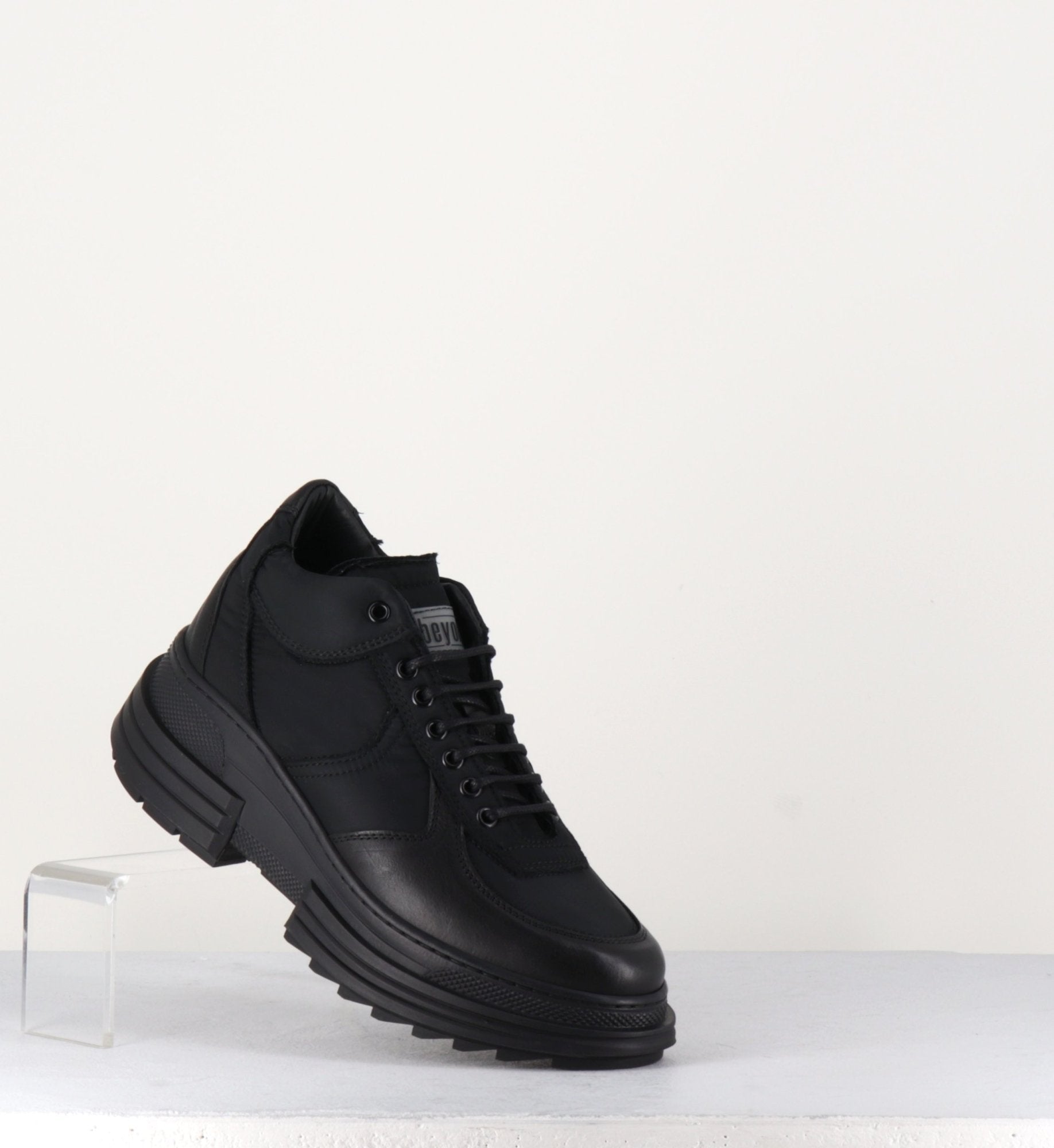 Baskets semelle épaisse en cuir et toile noir Beyond shoes - ALAYNA