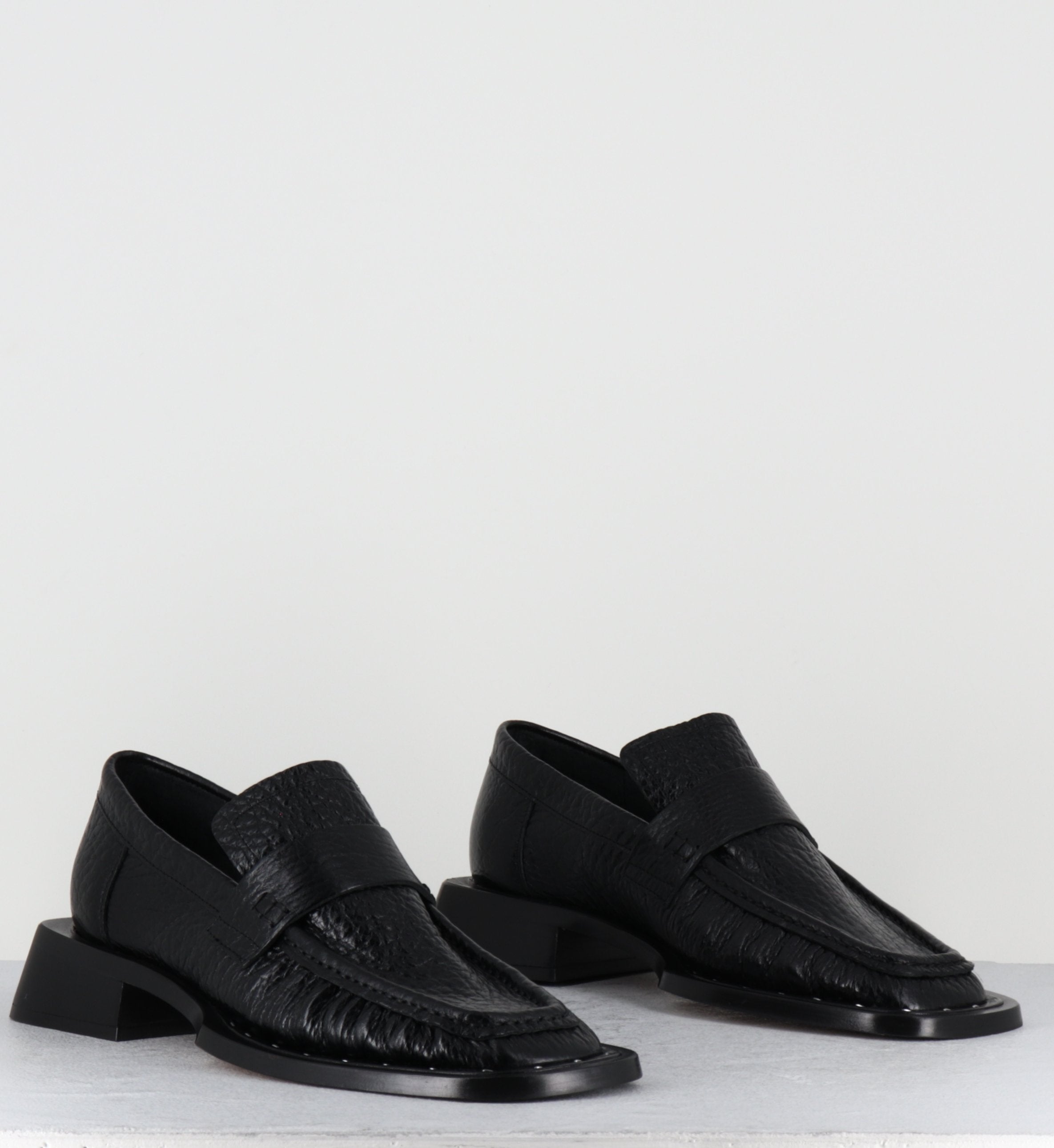 AIRI BLACK LOAFERS