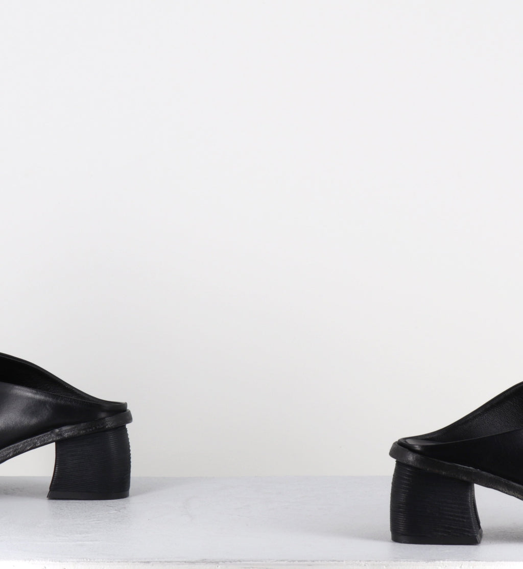 Mules en cuir noir talon déstucturé - LOTOU SUAVE NERO