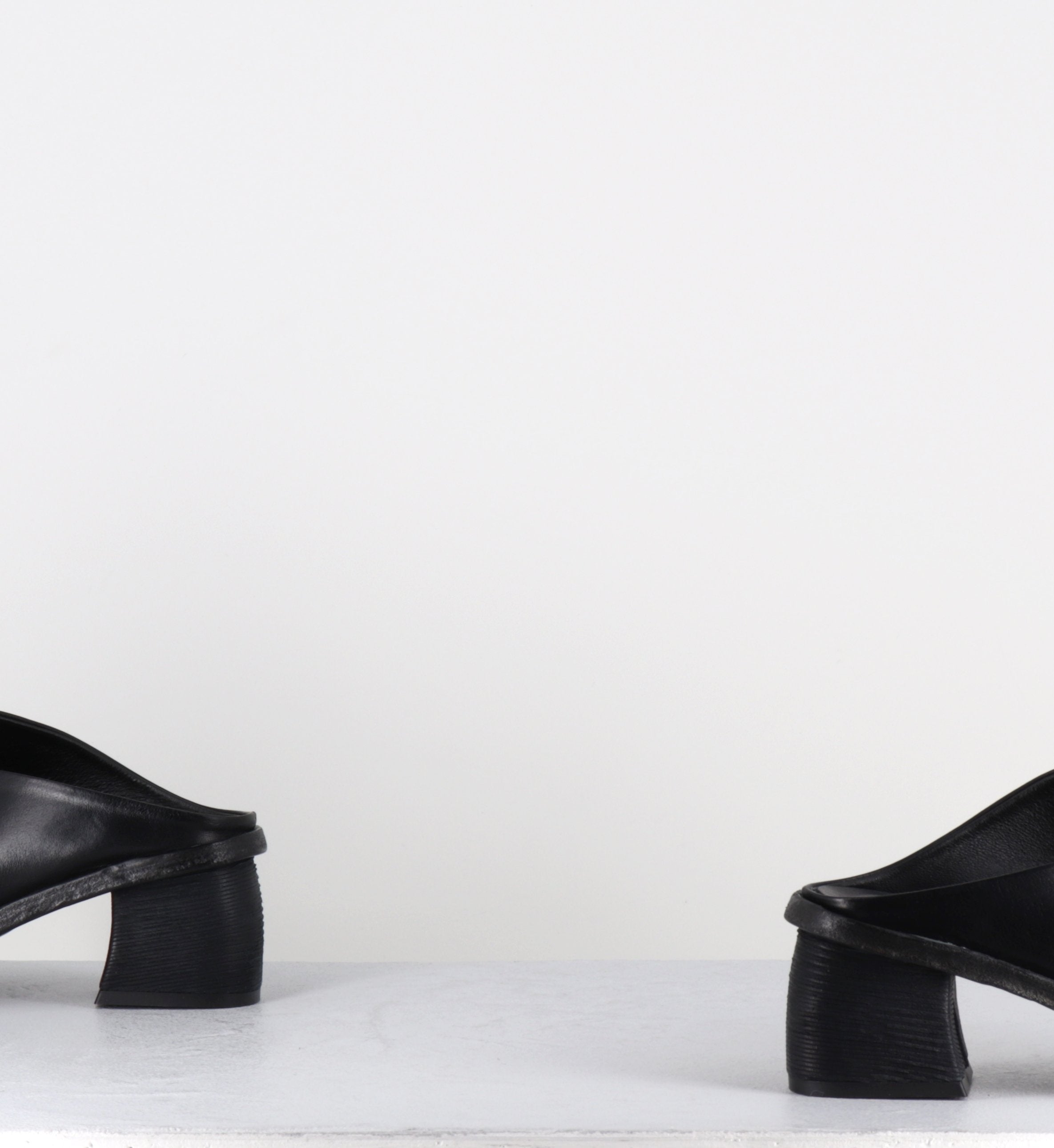 Mules en cuir noir talon déstucturé - LOTOU SUAVE NERO