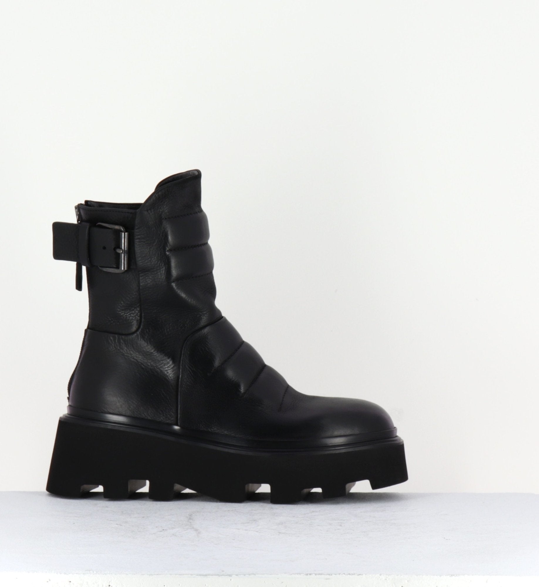 Boots en cuir noir à surpiqures et semelle micro - E2722
