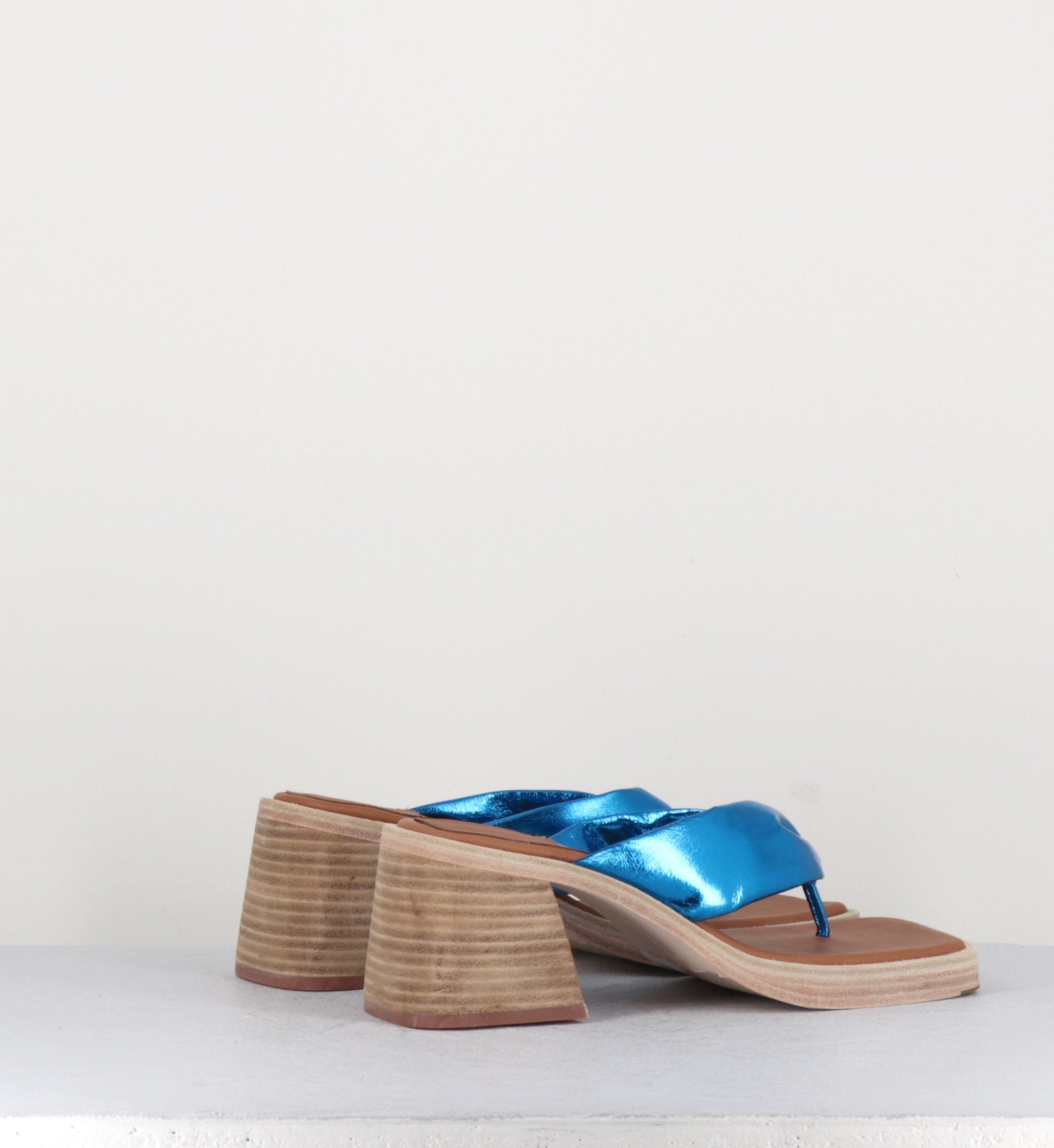 Sandales-tong en cuir métallisé bleu - APRIL BLUE SANDALS