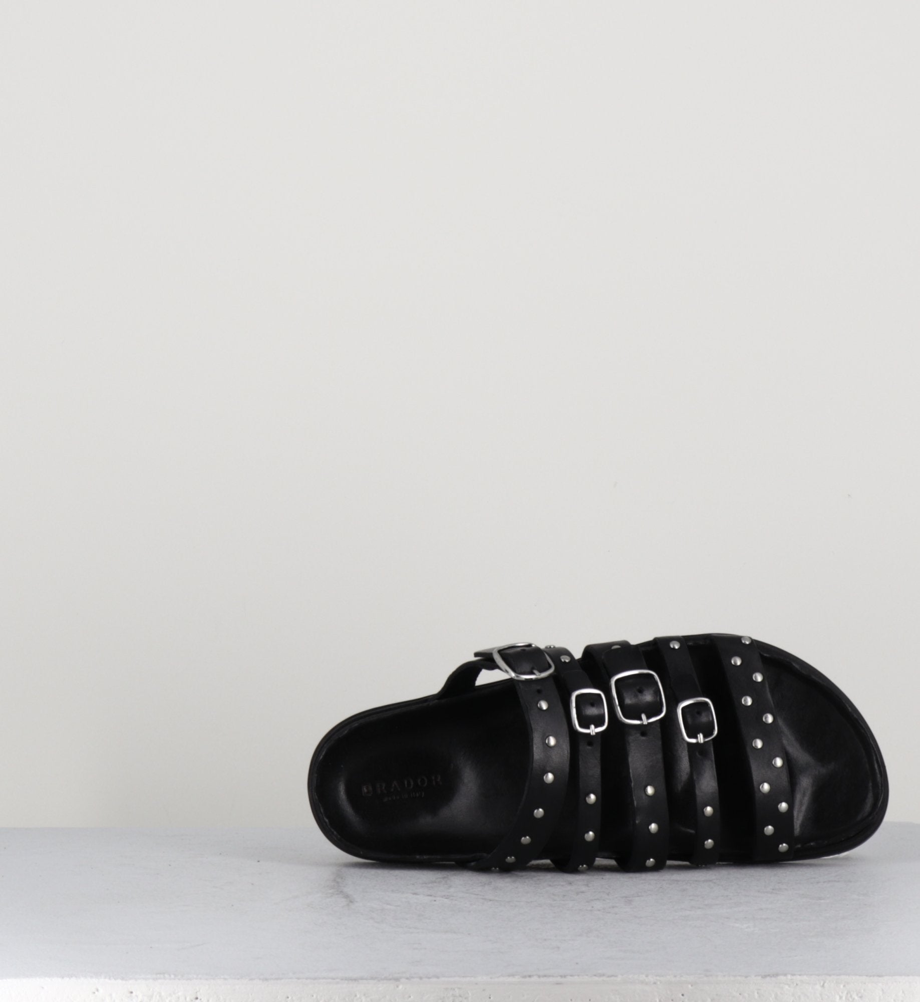 Sandales plates en cuir noir multi-brides à clous - 68750 NERO
