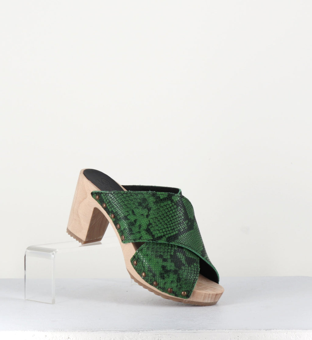 Sandales-sabots en cuir vert imprimé python - RITA PYTHON