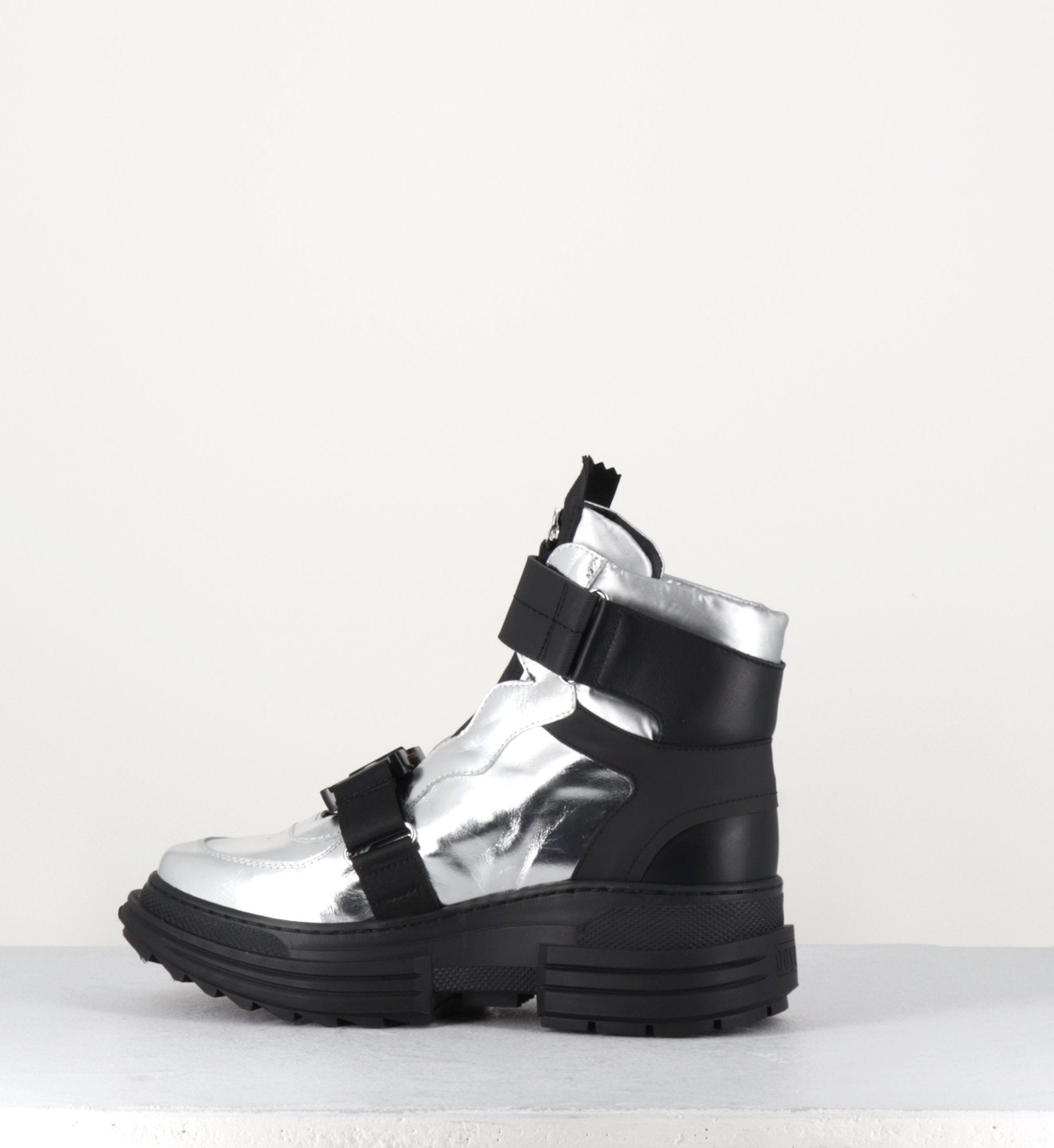 Bottines à semelle épaisse en cuir argent Beyond shoes - DIANNA