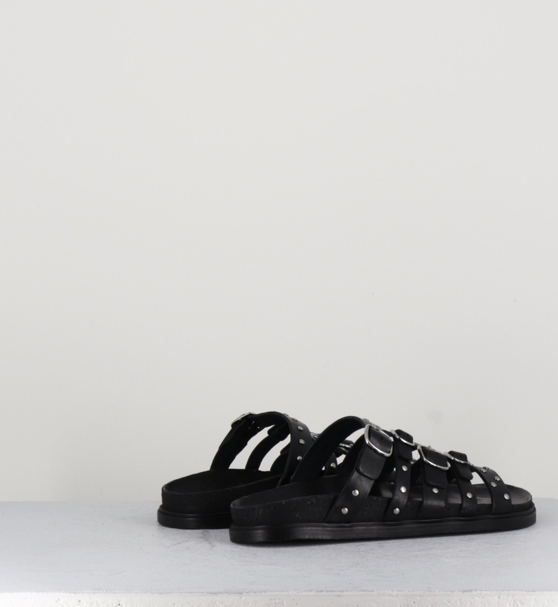 Sandales plates en cuir noir multi-brides à clous - 68750 NERO