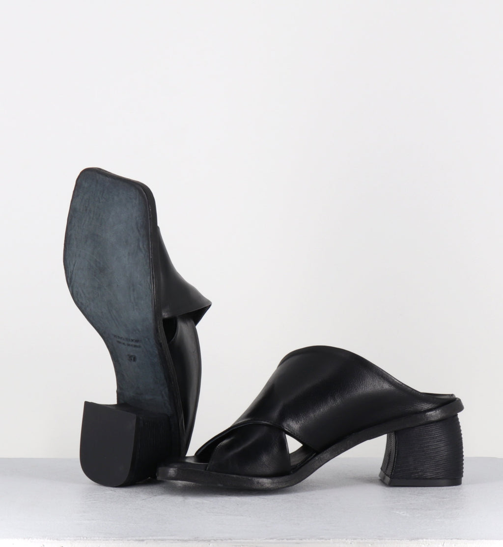 Mules en cuir noir talon déstucturé - LOTOU SUAVE NERO