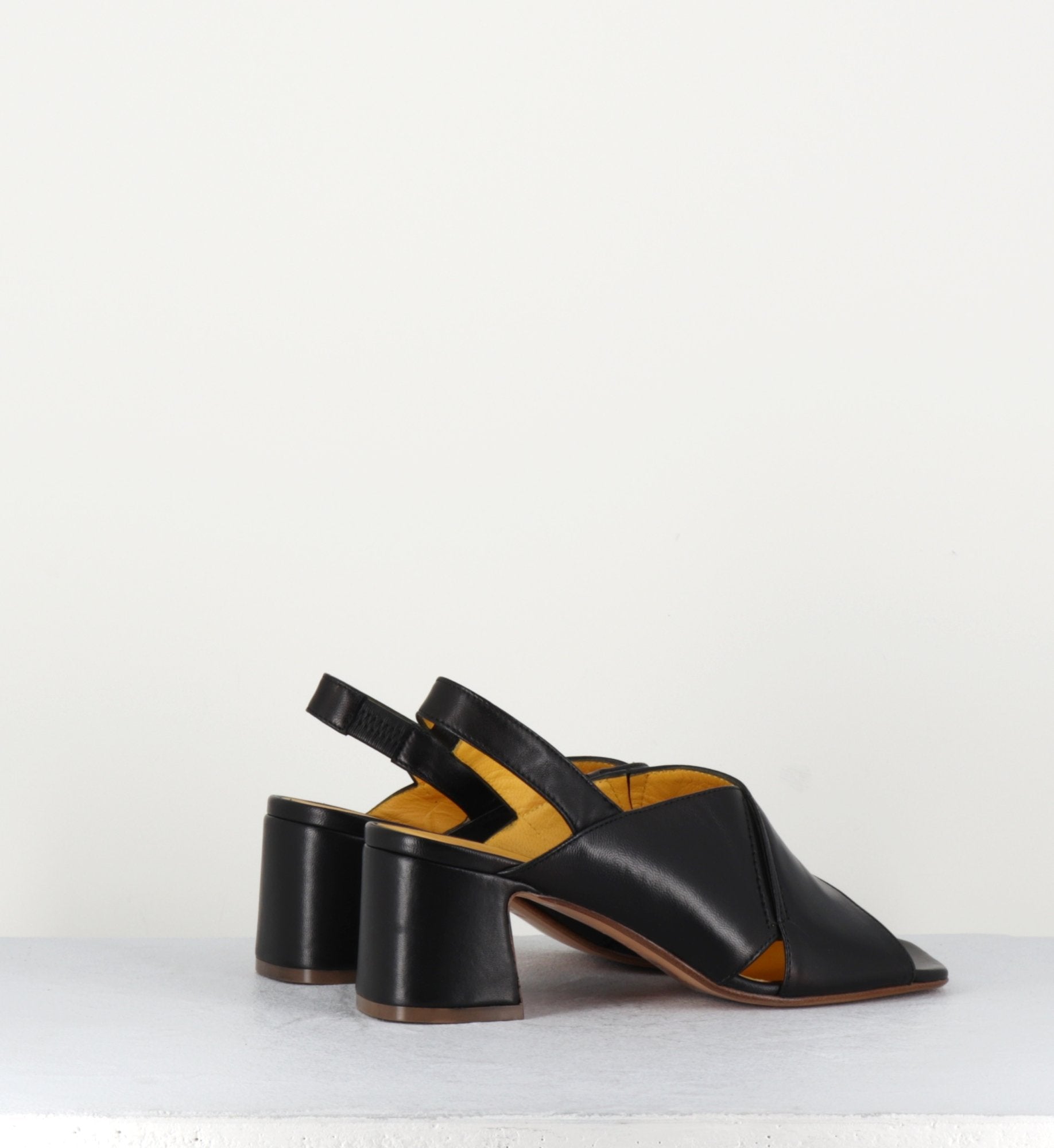 Sandales en cuir noir petit talon bout carré - L864 GLOV NERO